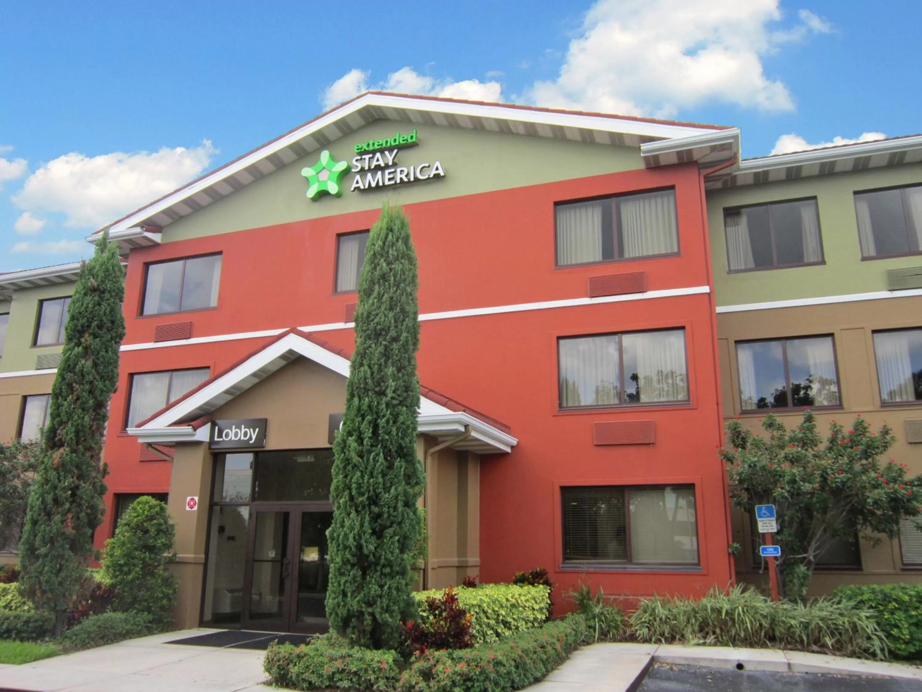 Property building in Extended Stay America Suites - Fort Lauderdale - Cypress Creek - NW 6th Way
