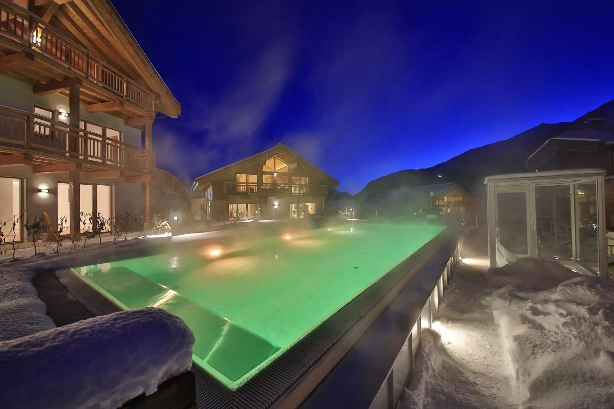 Facade/entrance in Mountains Hotel