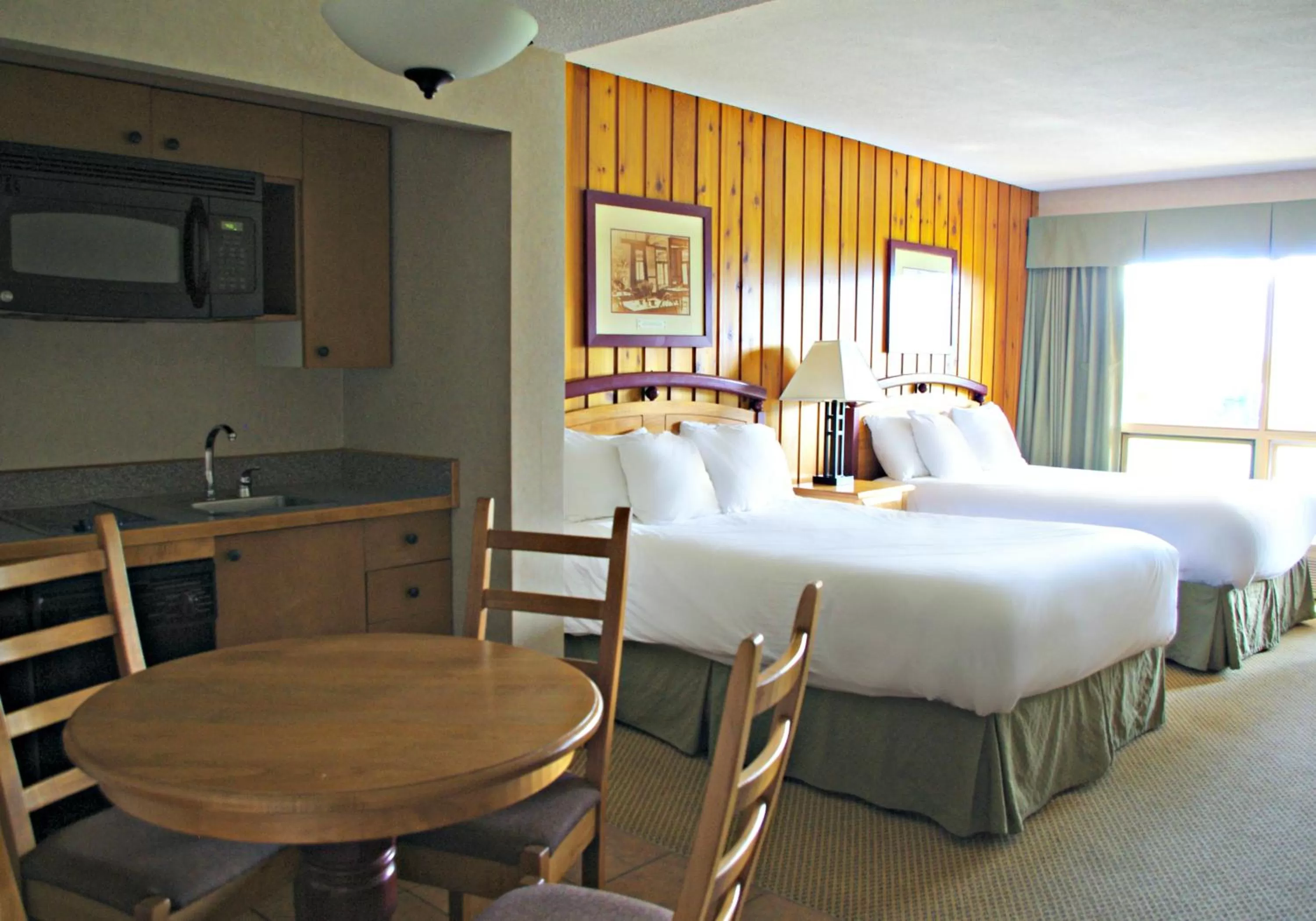Kitchen or kitchenette, Bed in Fairmont Hot Springs Resort
