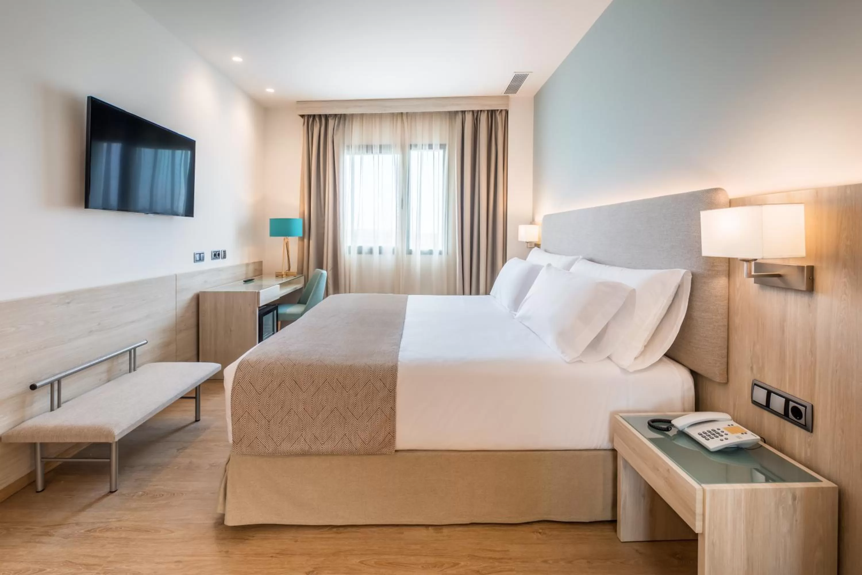 Photo of the whole room, Bed in Occidental Sevilla Viapol