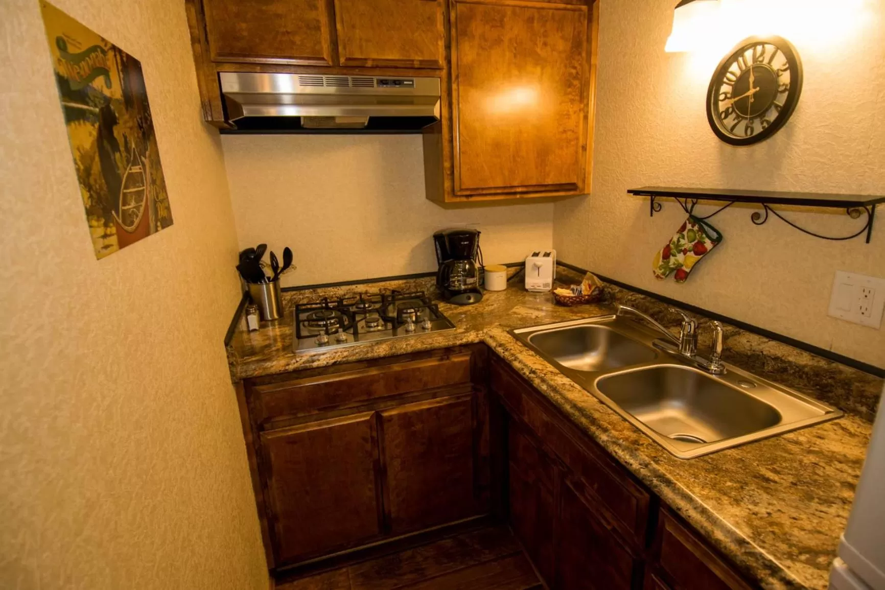 Kitchen or kitchenette, Kitchen/Kitchenette in Hillcrest Suites & Cabins