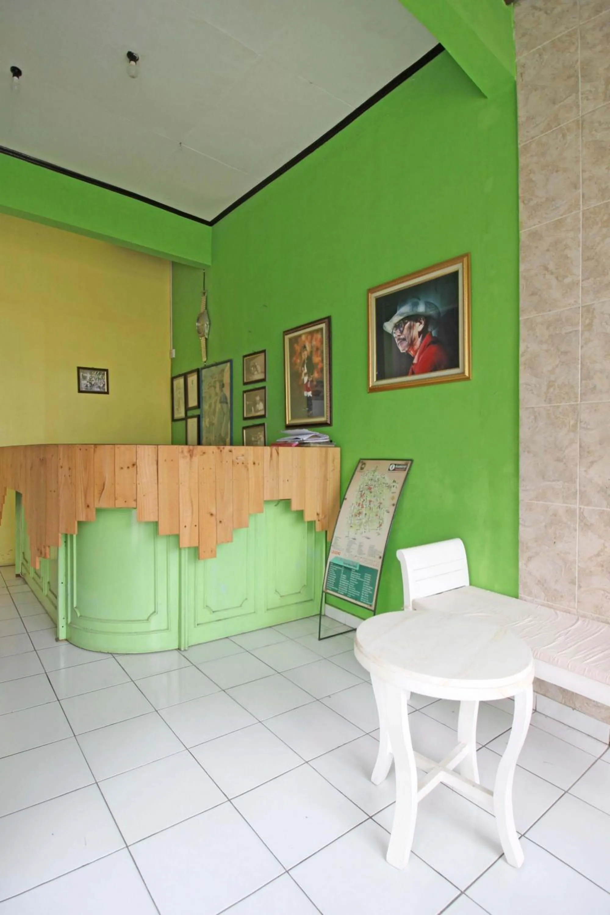 Lobby or reception in RedDoorz near Pojok Beteng Prawirotaman