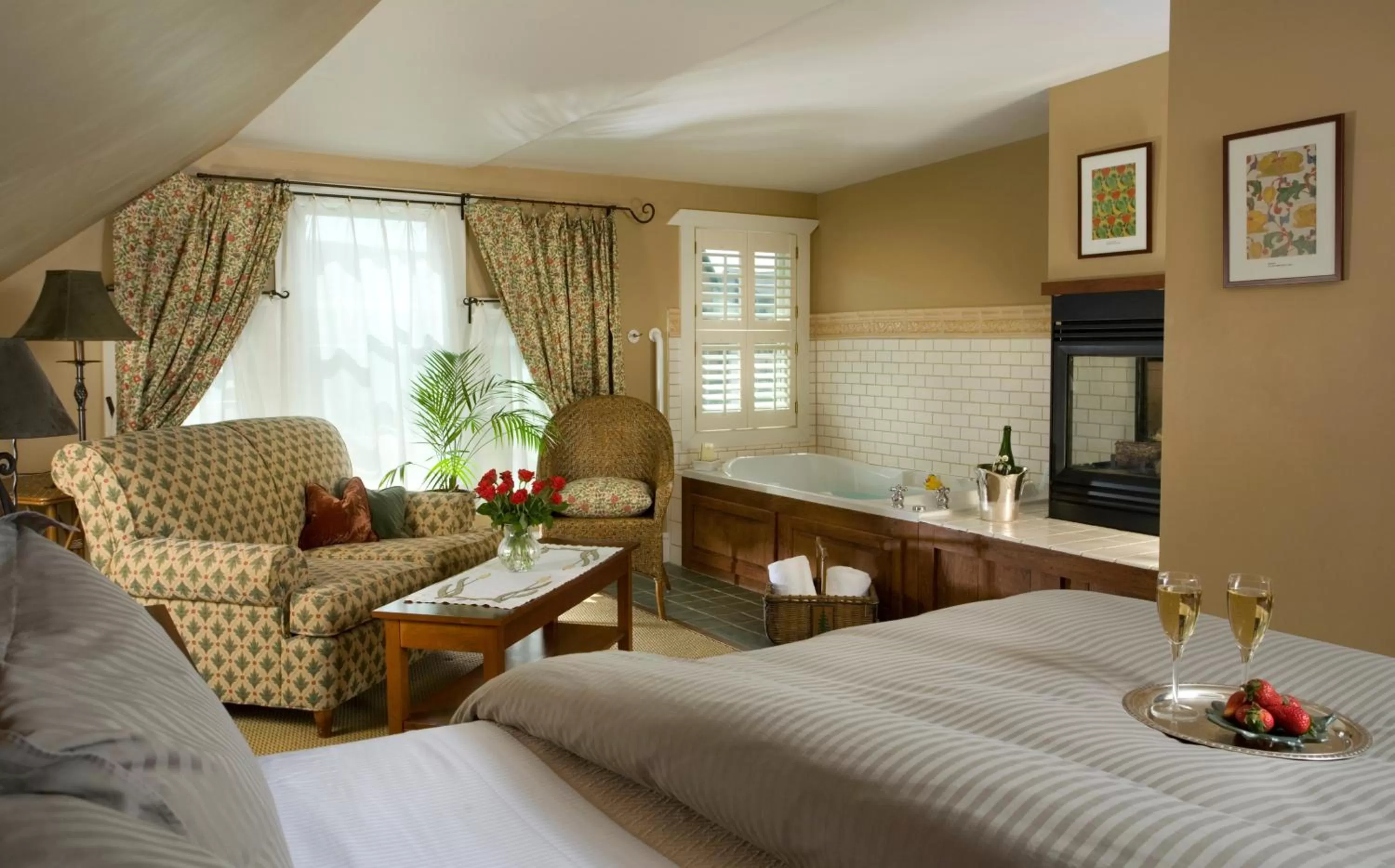 Bed in Lake Pointe Inn