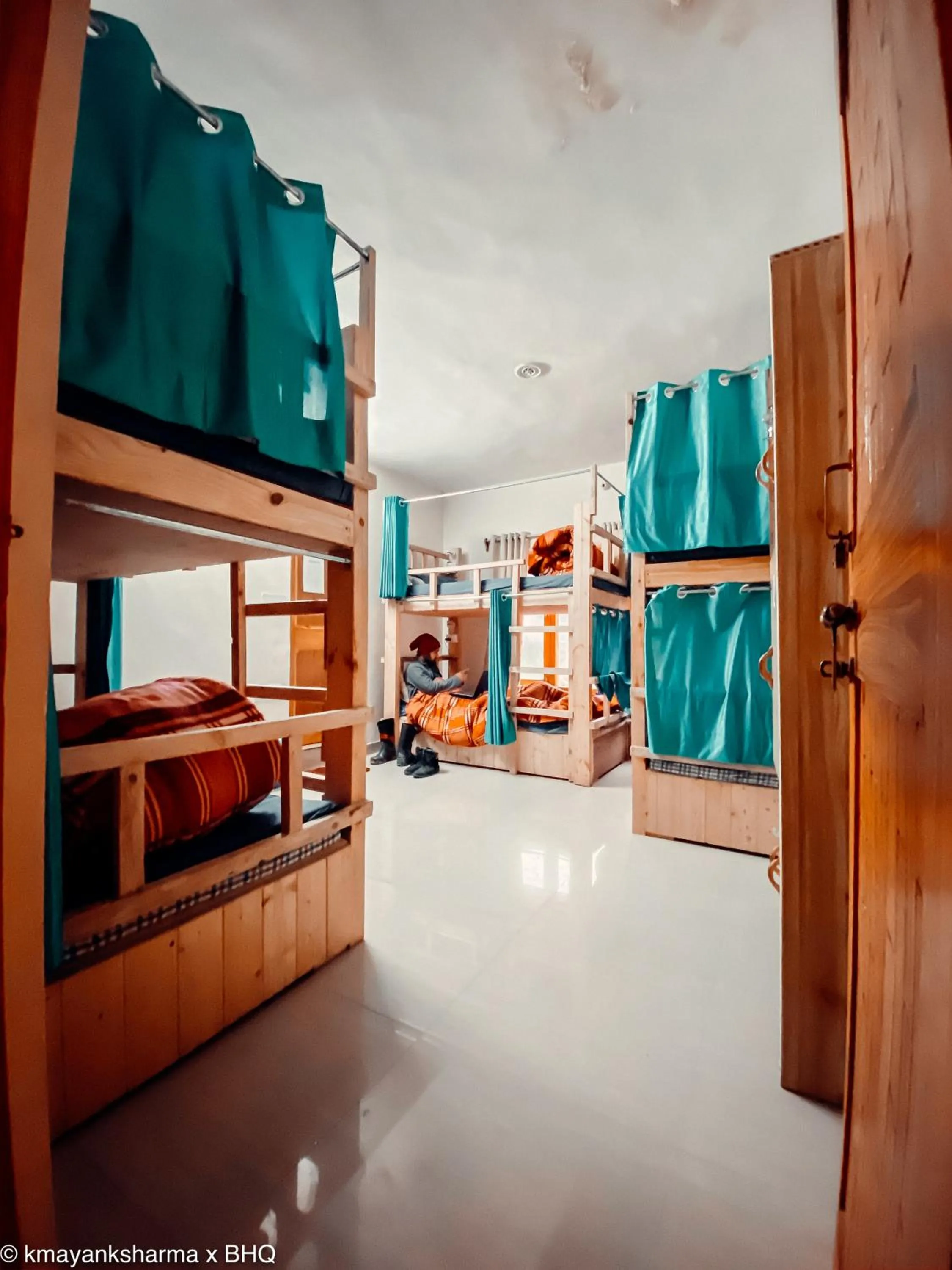 Photo of the whole room, Bed in Backpackers Headquarter Manali