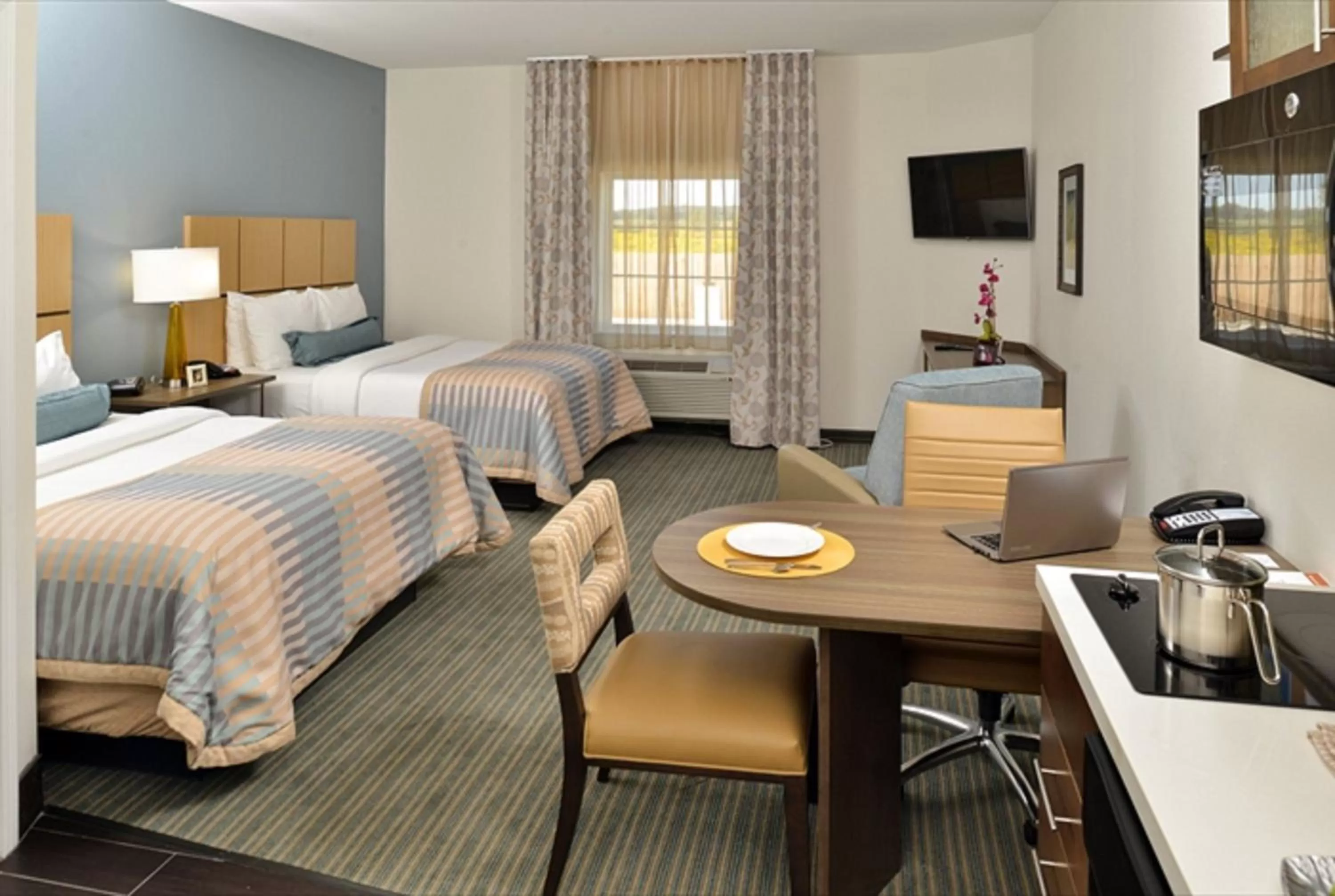 Photo of the whole room, Bed in Candlewood Suites Houma by IHG