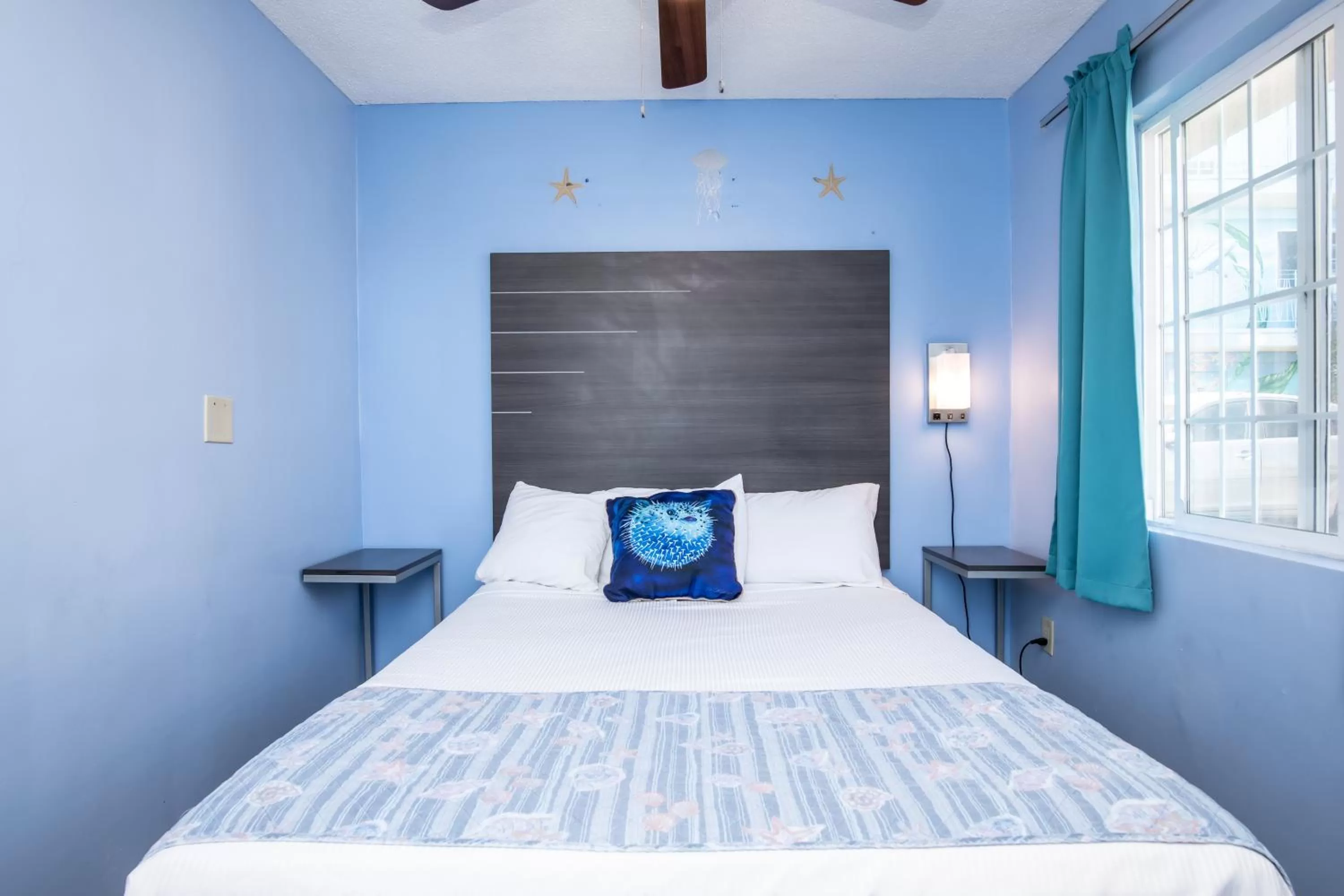 Bed in Aqua Breeze Inn