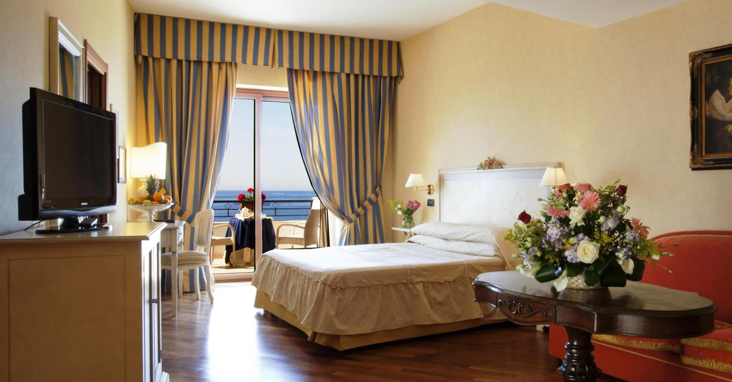 Photo of the whole room, Bed in Punta Campanella Resort & Spa