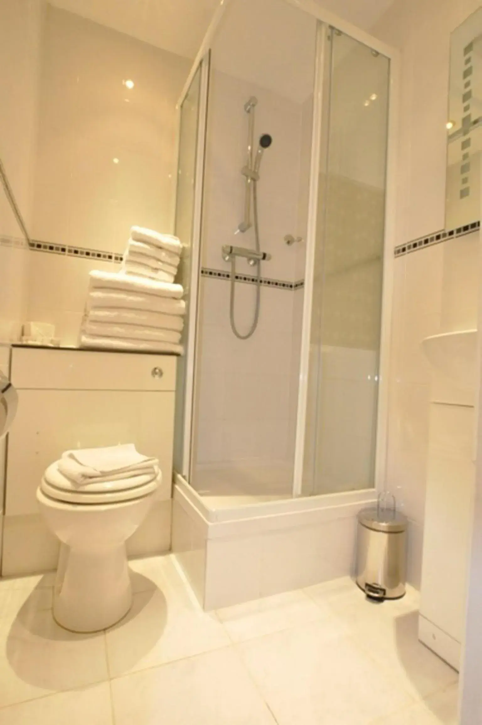 Quadruple Room (5 people) in Brunel Hotel Quadruple Room (5 people) in Brunel Hotel