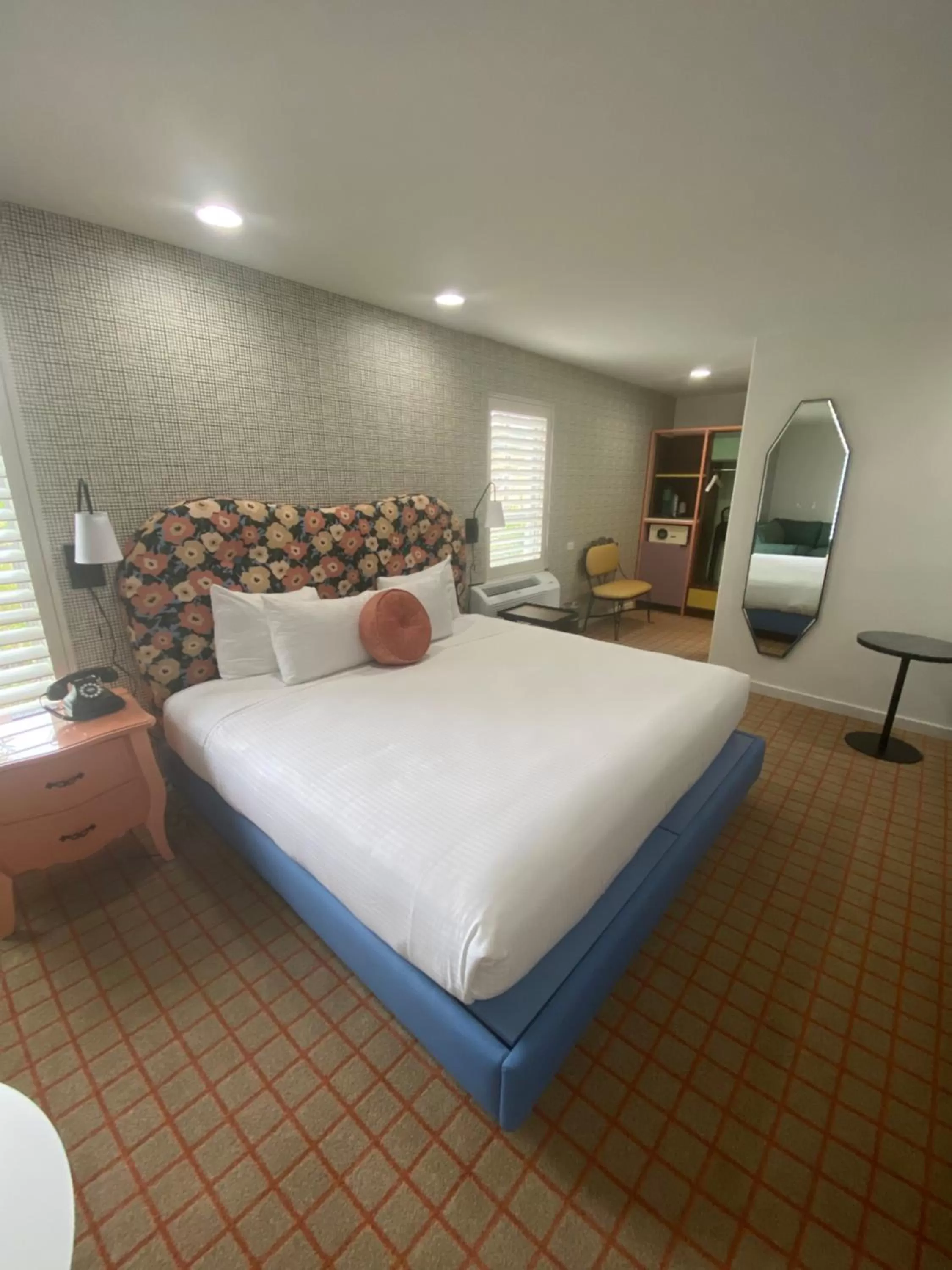 Living room, Bed in The Hollywood Franklin Hotel near Universal Studios