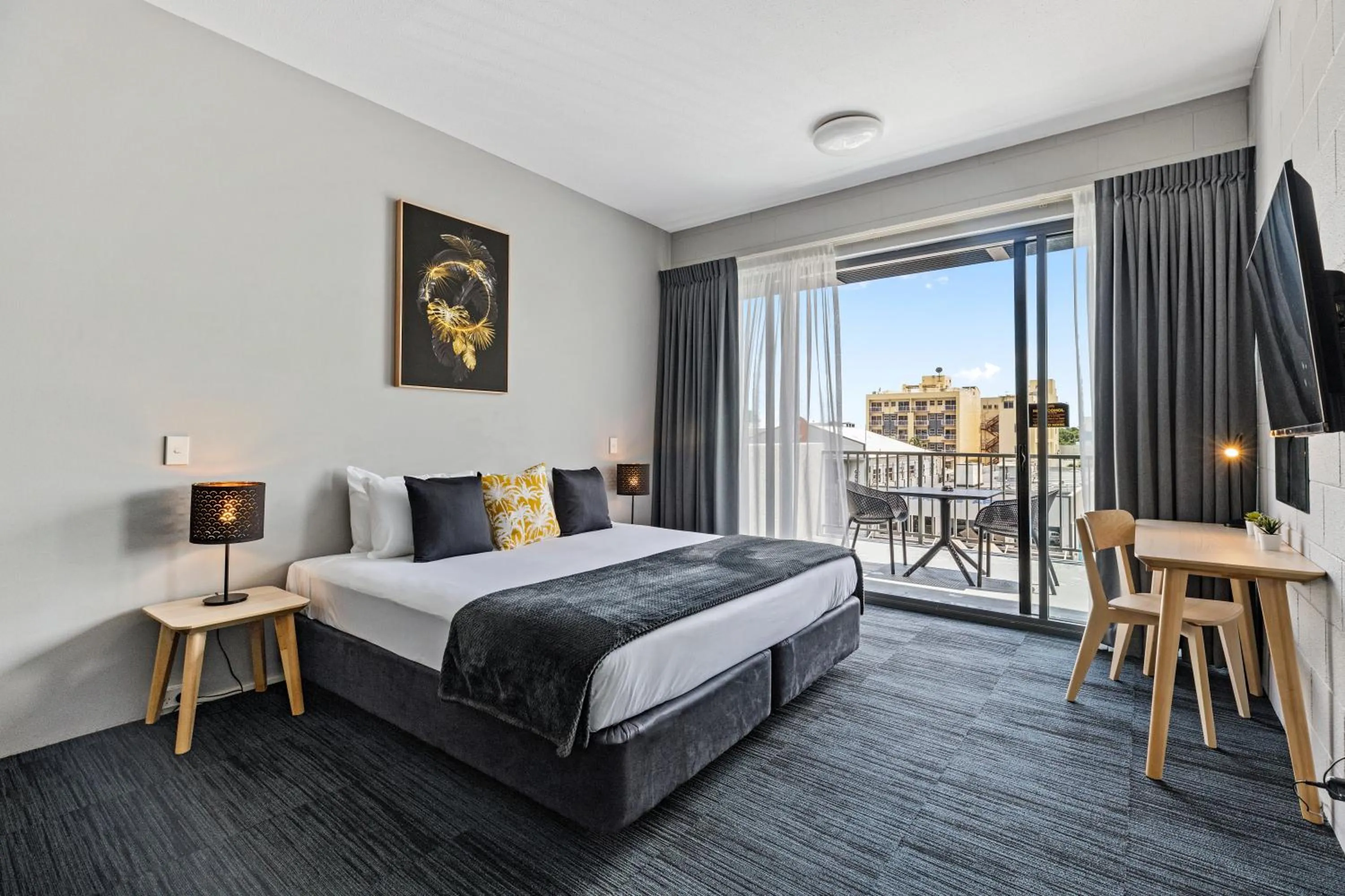 Photo of the whole room, Bed in Gilligan's Hotel & Resort Cairns