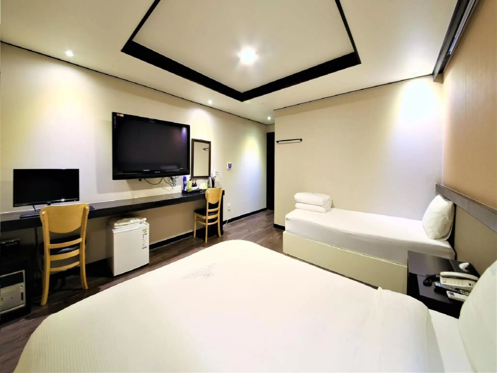 Area and facilities, Bed in Elysee Hotel