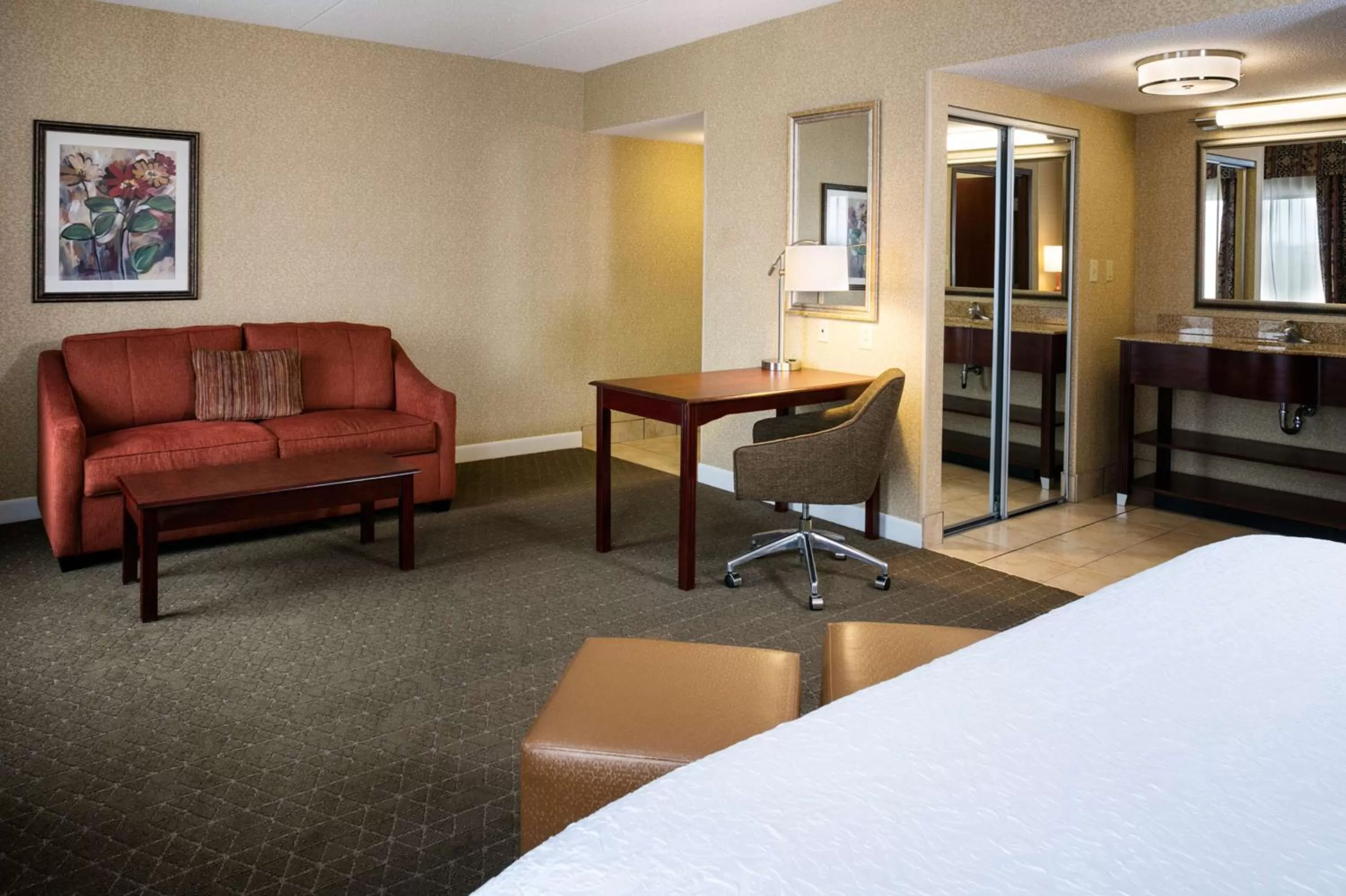 Living room, Bed in Hampton Inn & Suites Toledo-Perrysburg