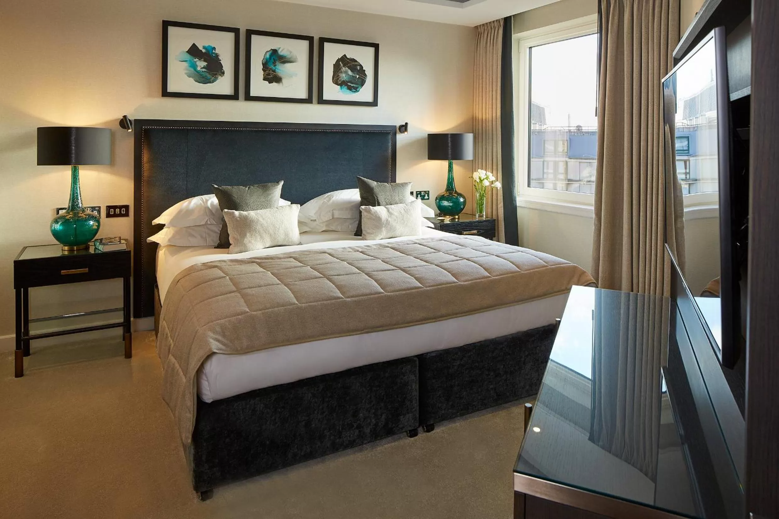 Bed in Cheval Gloucester Park at Kensington