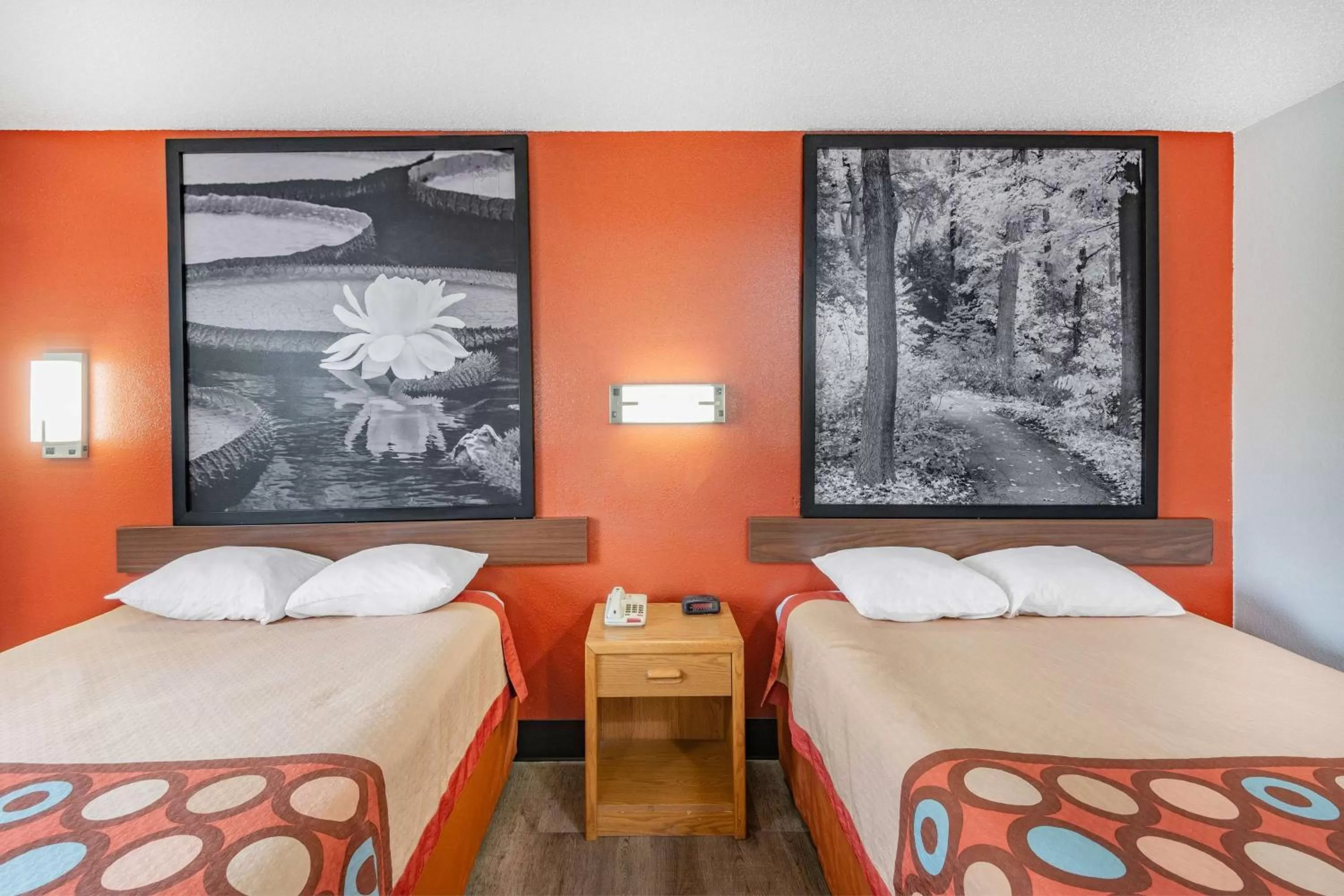 Photo of the whole room, Bed in Super 8 by Wyndham Waynesburg