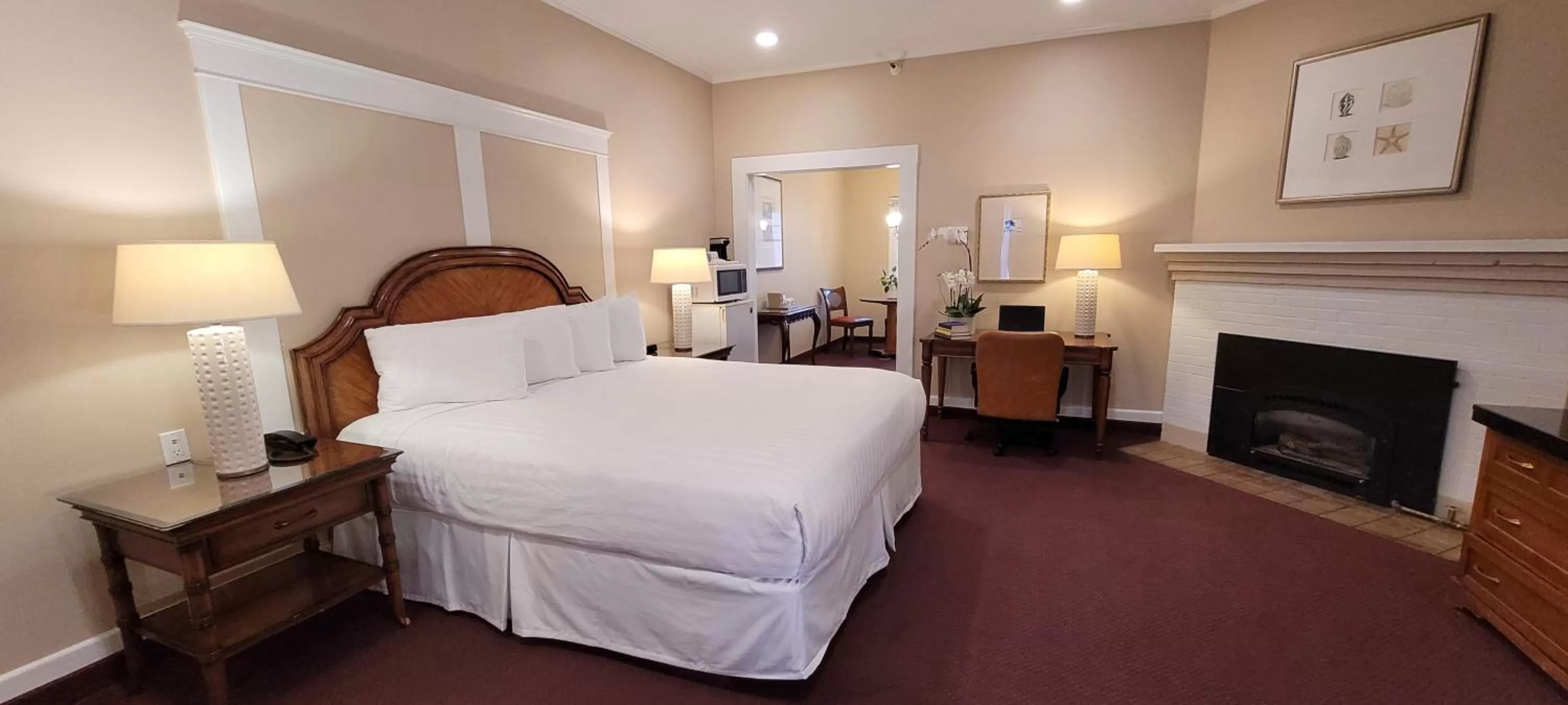 Bed in Butterfly Grove Inn