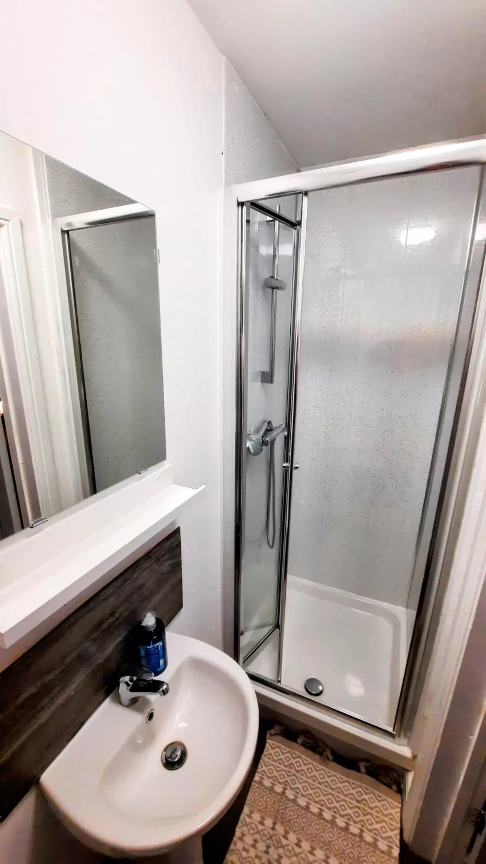 Shower, Bathroom in Burford Road - Stay. Sleep. Rest.