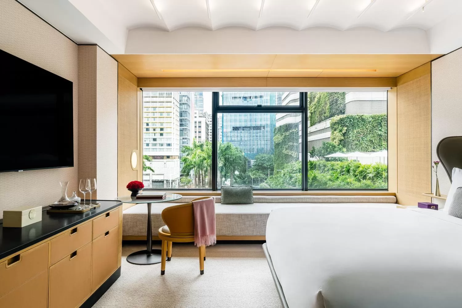 Bedroom, Bed in Regent Hong Kong