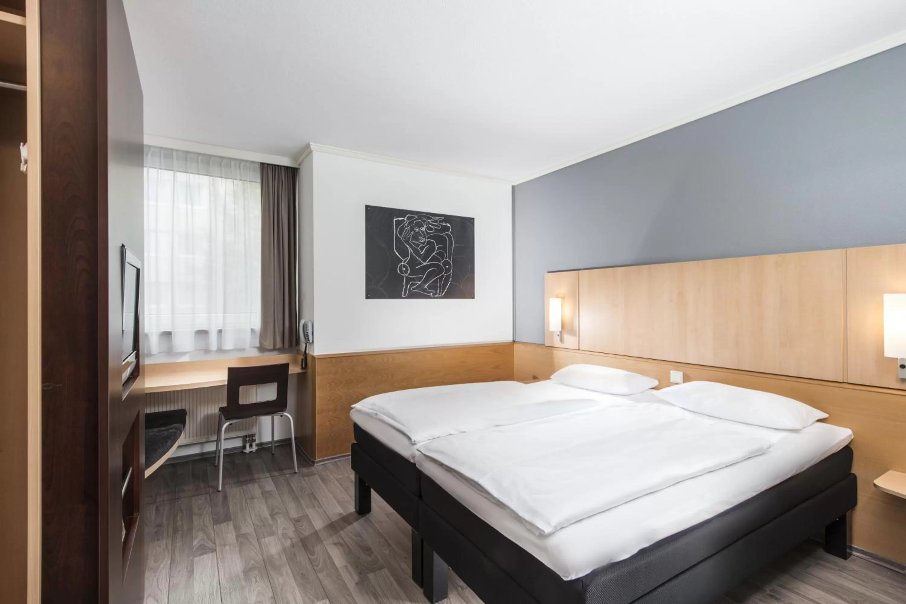 Photo of the whole room, Bed in ibis Leipzig Nord-Ost