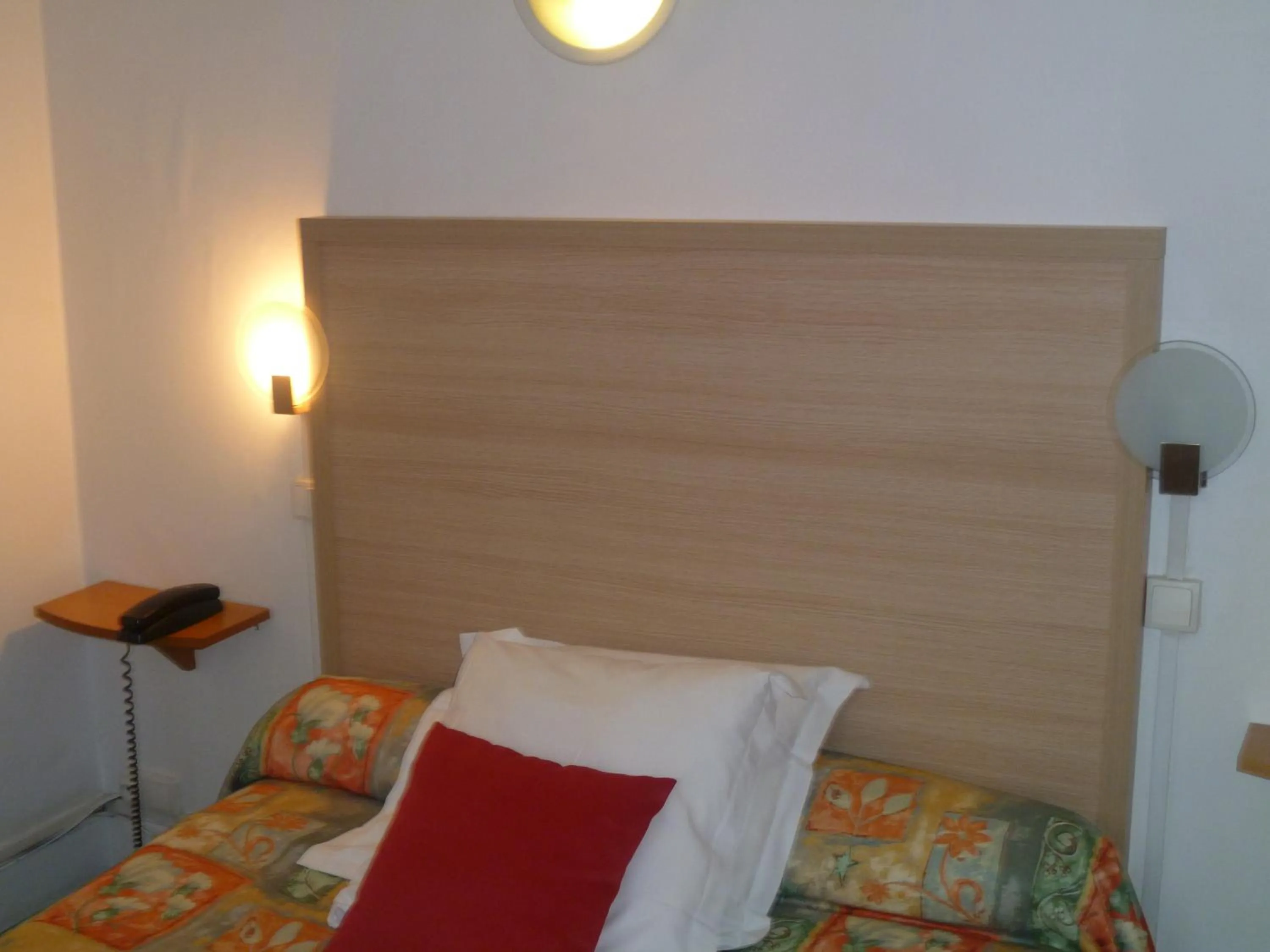 Standard Double Room with Shared Toilet - single occupancy in Hôtel Beauséjour