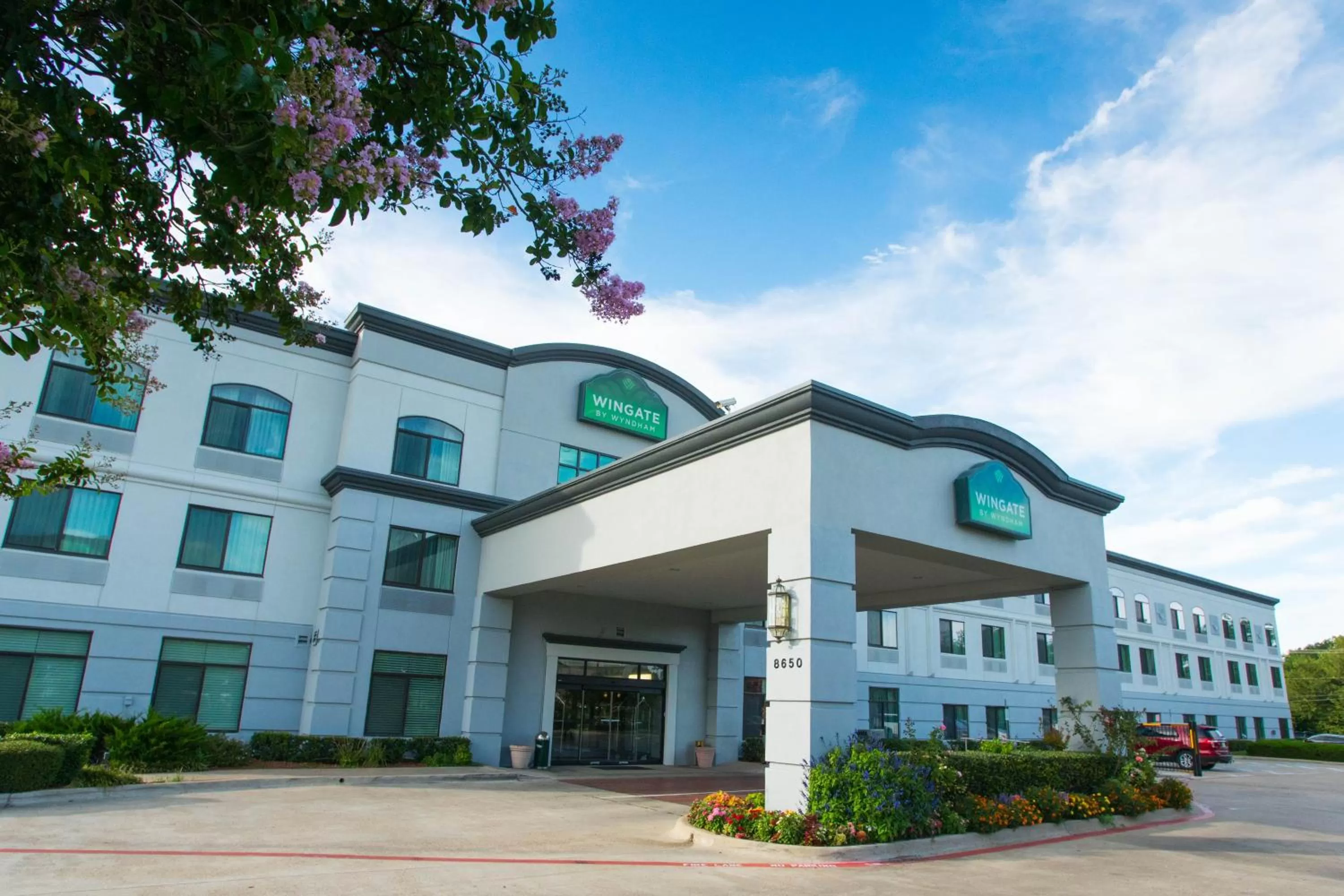 Property building in Wingate by Wyndham Dallas Love Field