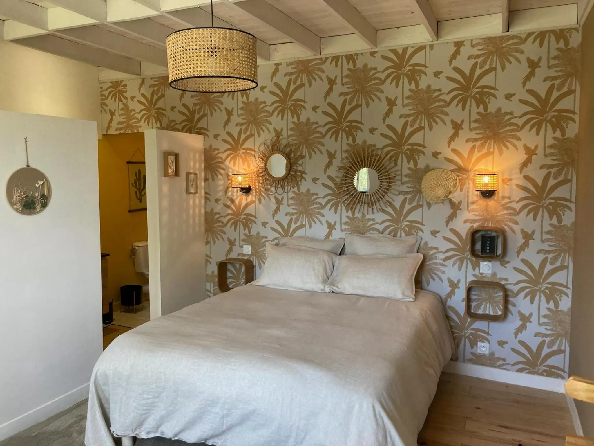 Photo of the whole room, Bed in La Chaise Haute