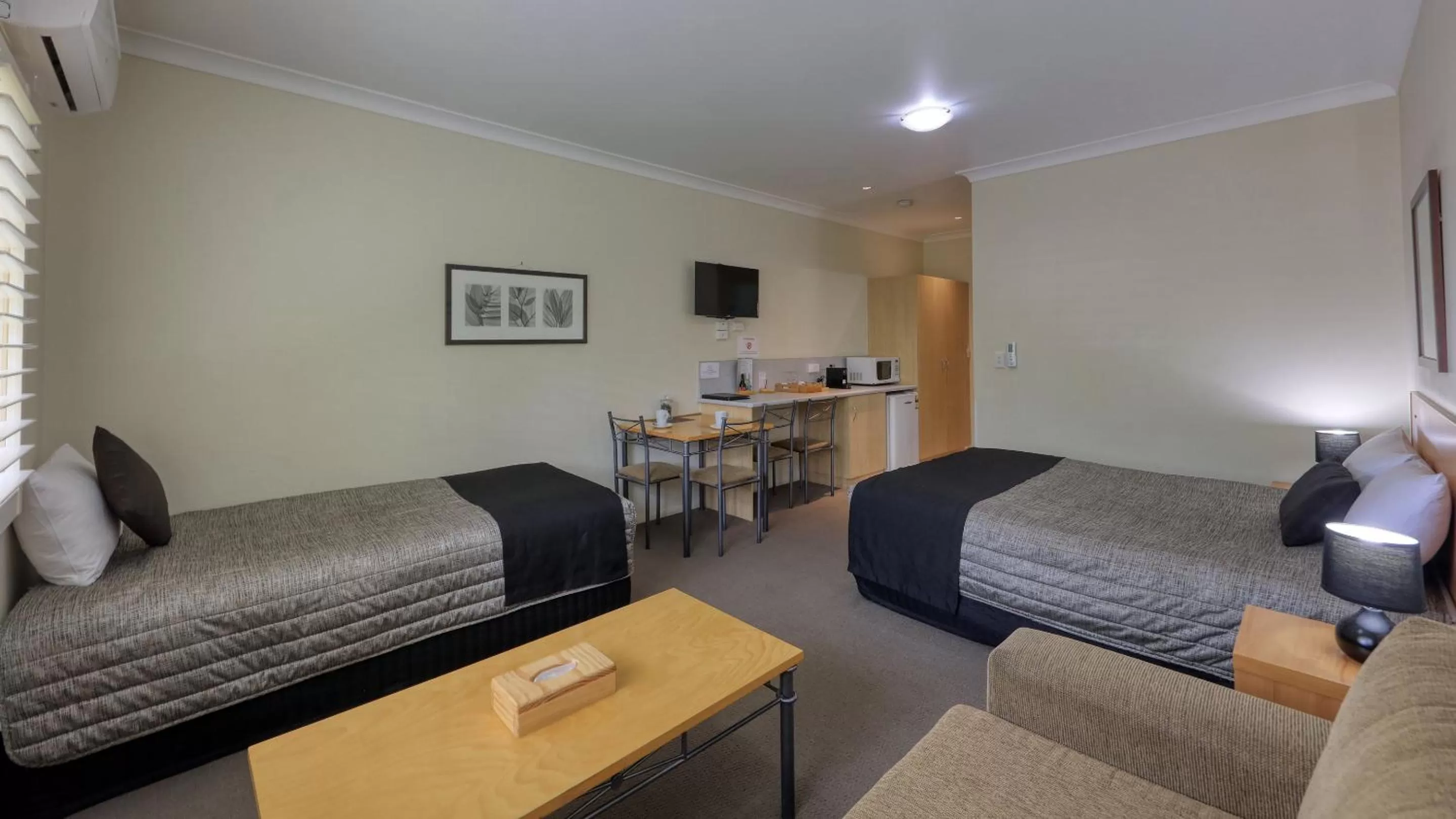 Country Roads Motor Inn