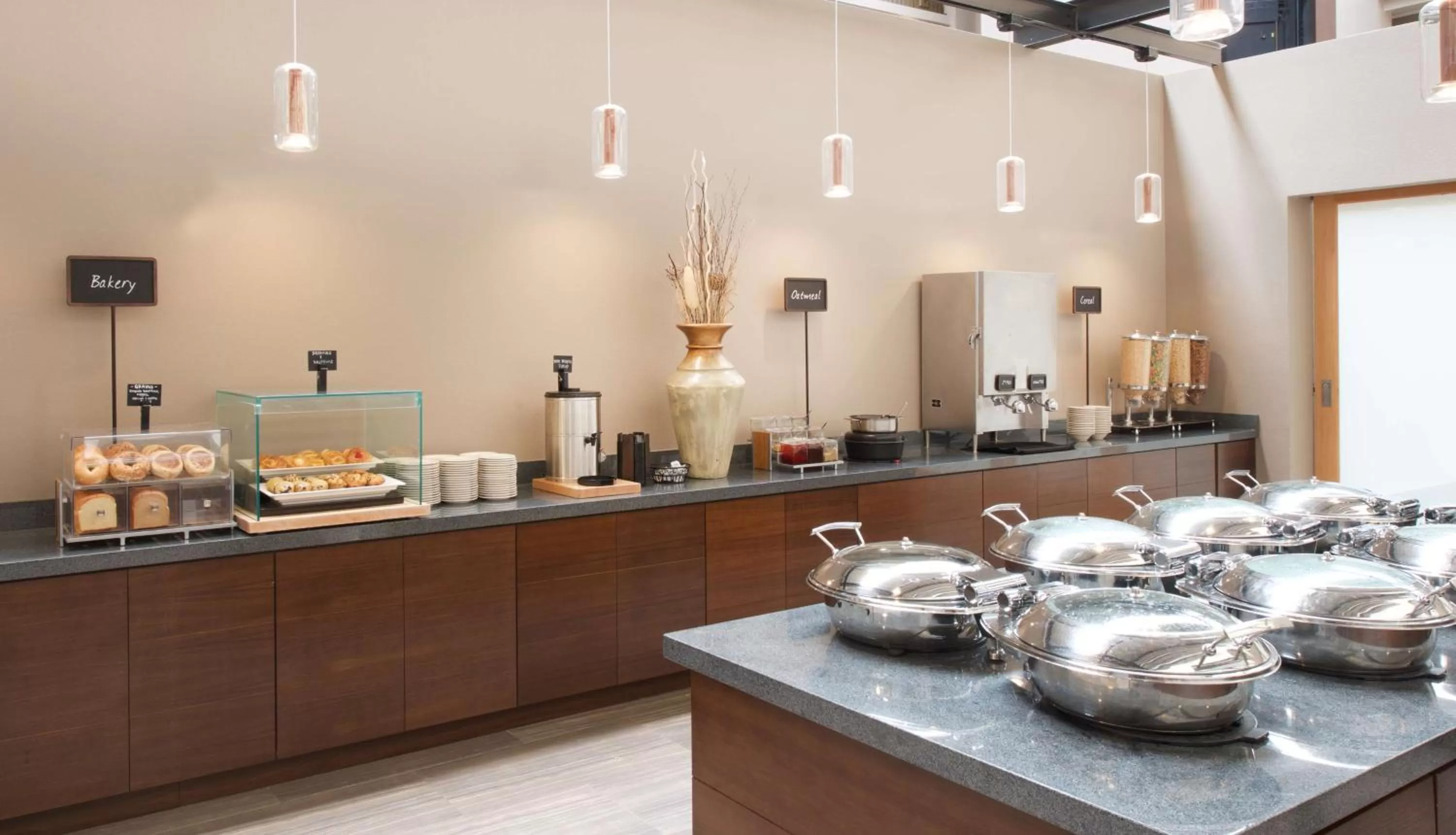 Restaurant/places to eat in Embassy Suites by Hilton Seattle North Lynnwood