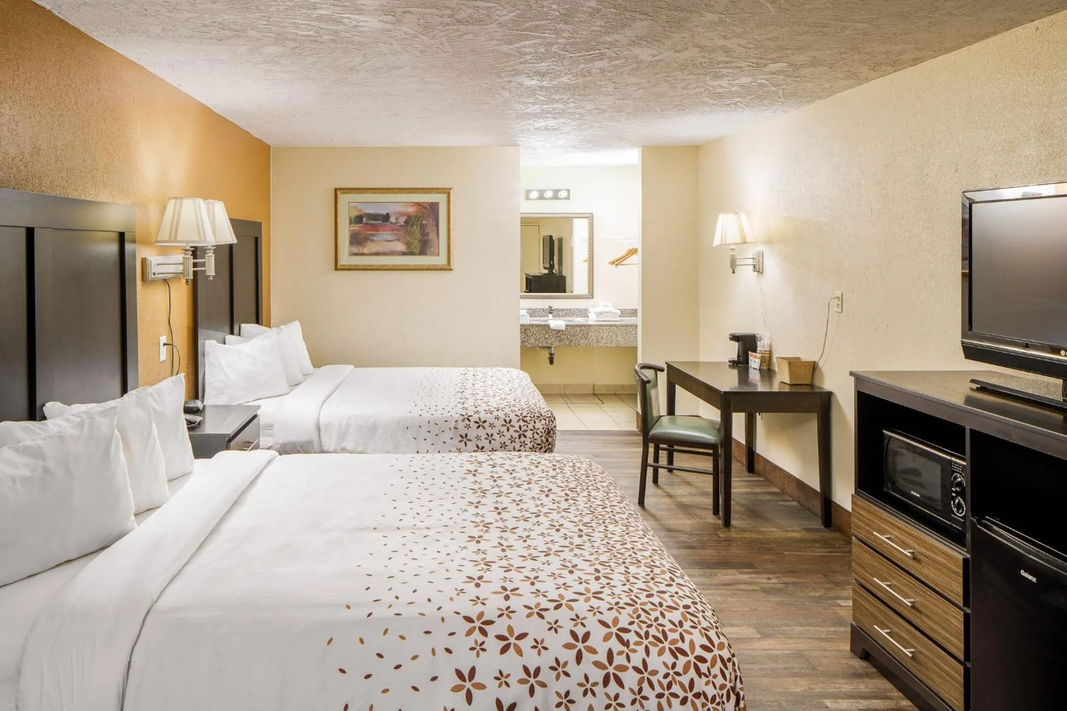 Photo of the whole room, Bed in Americana Inn a Travelodge by Wyndham