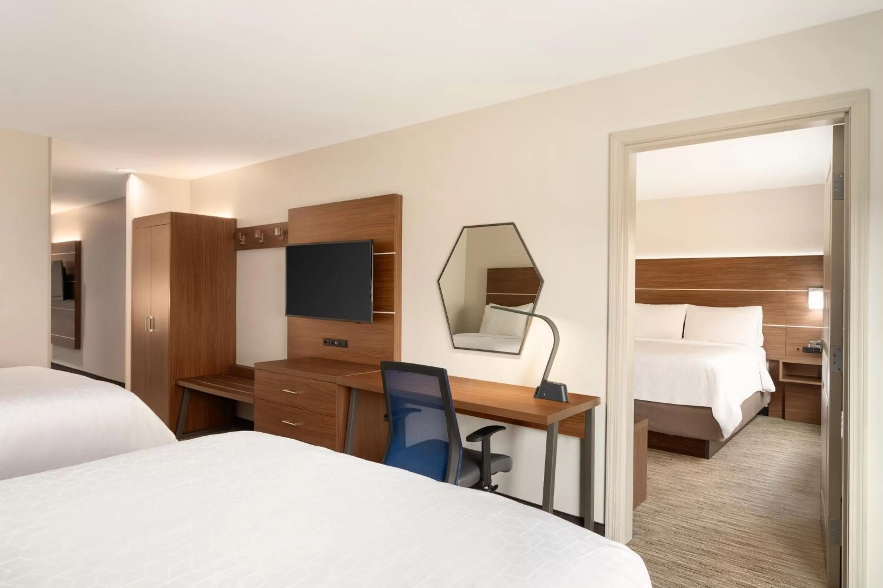 Photo of the whole room, Bed in Holiday Inn Express & Suites Searcy by IHG