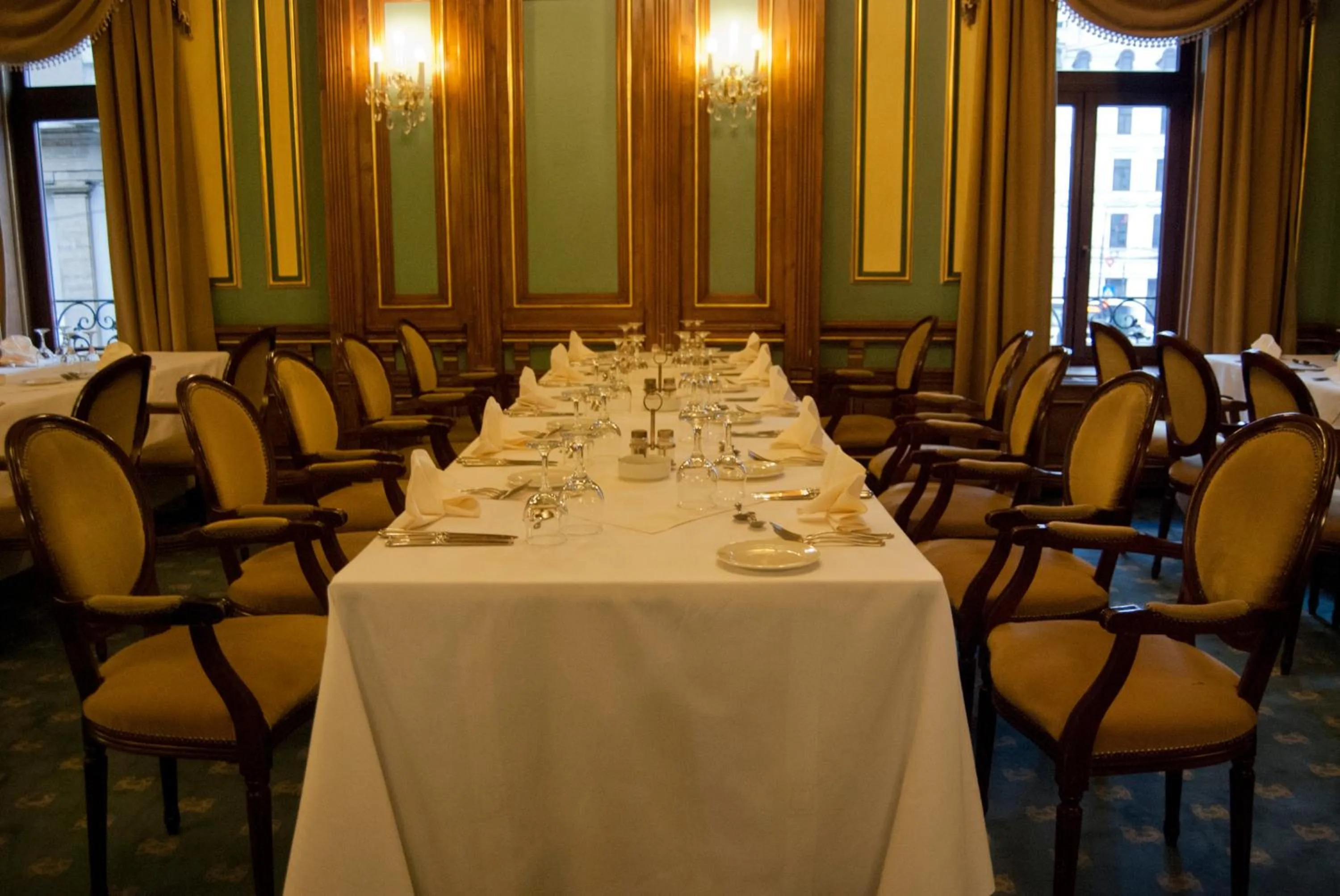 Restaurant/places to eat in Hotel Casa Capsa