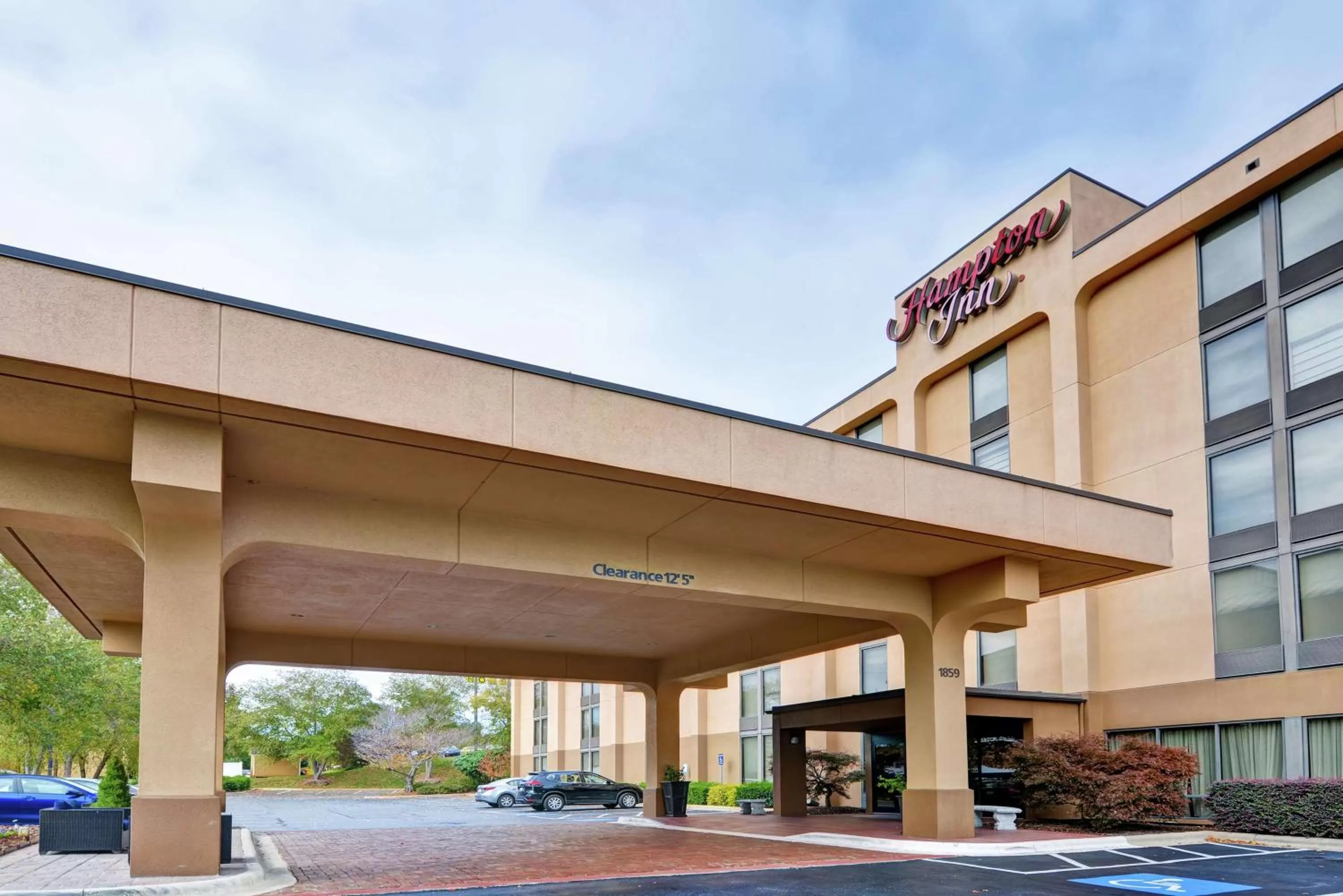 Property building in Hampton Inn Charlotte-Gastonia