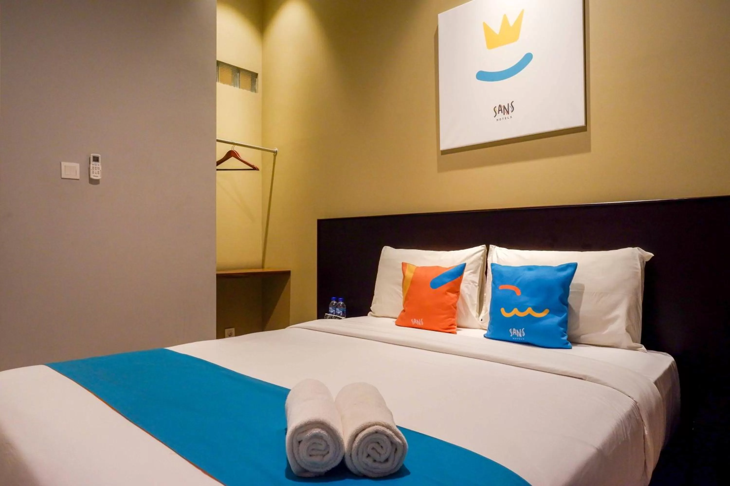 Bedroom, Bed in Sans Hotel Empress Simpang Lima