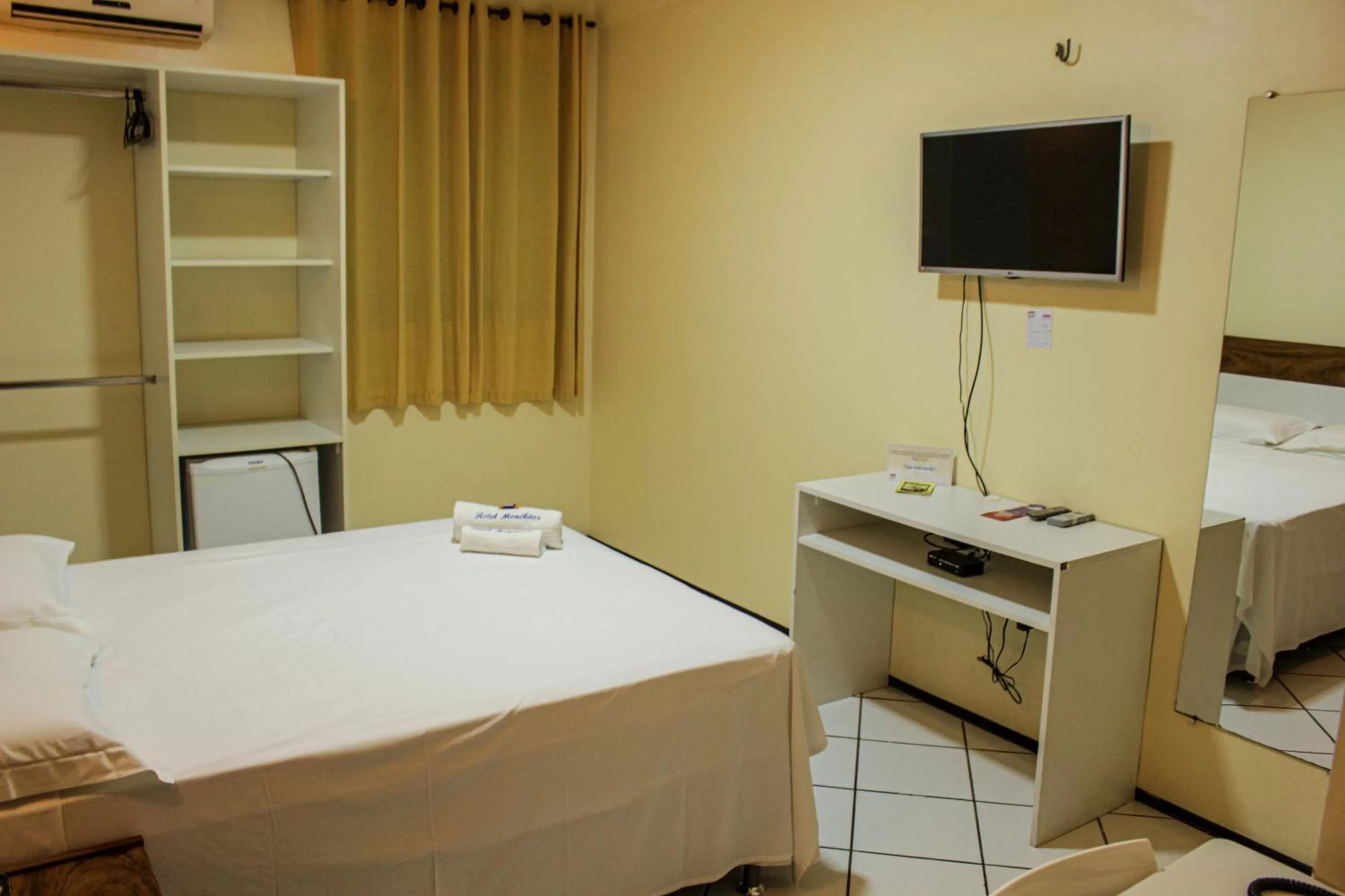 Bedroom, Bed in Hotel Monólitos