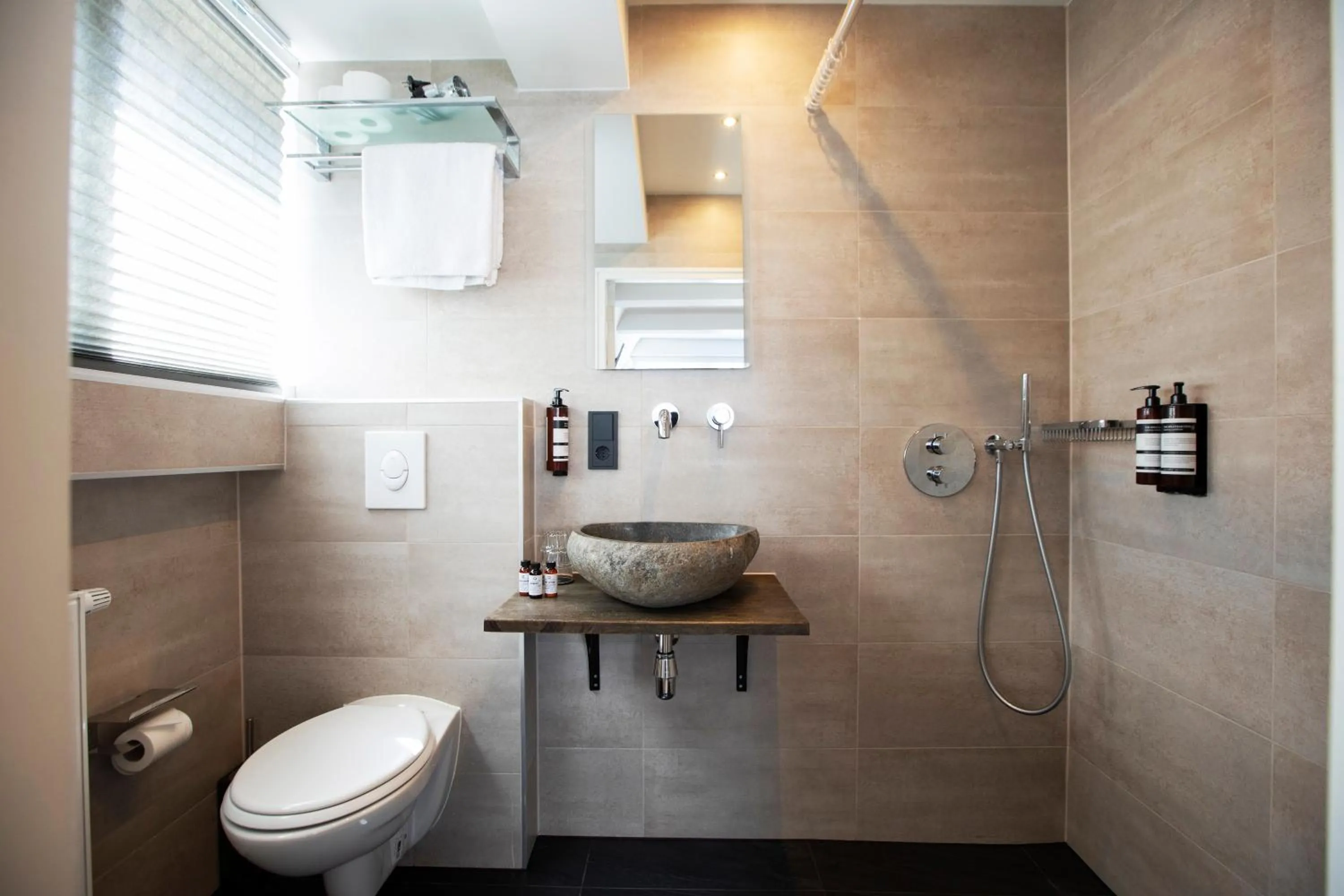 Bathroom in Quentin Golden Bear Hotel