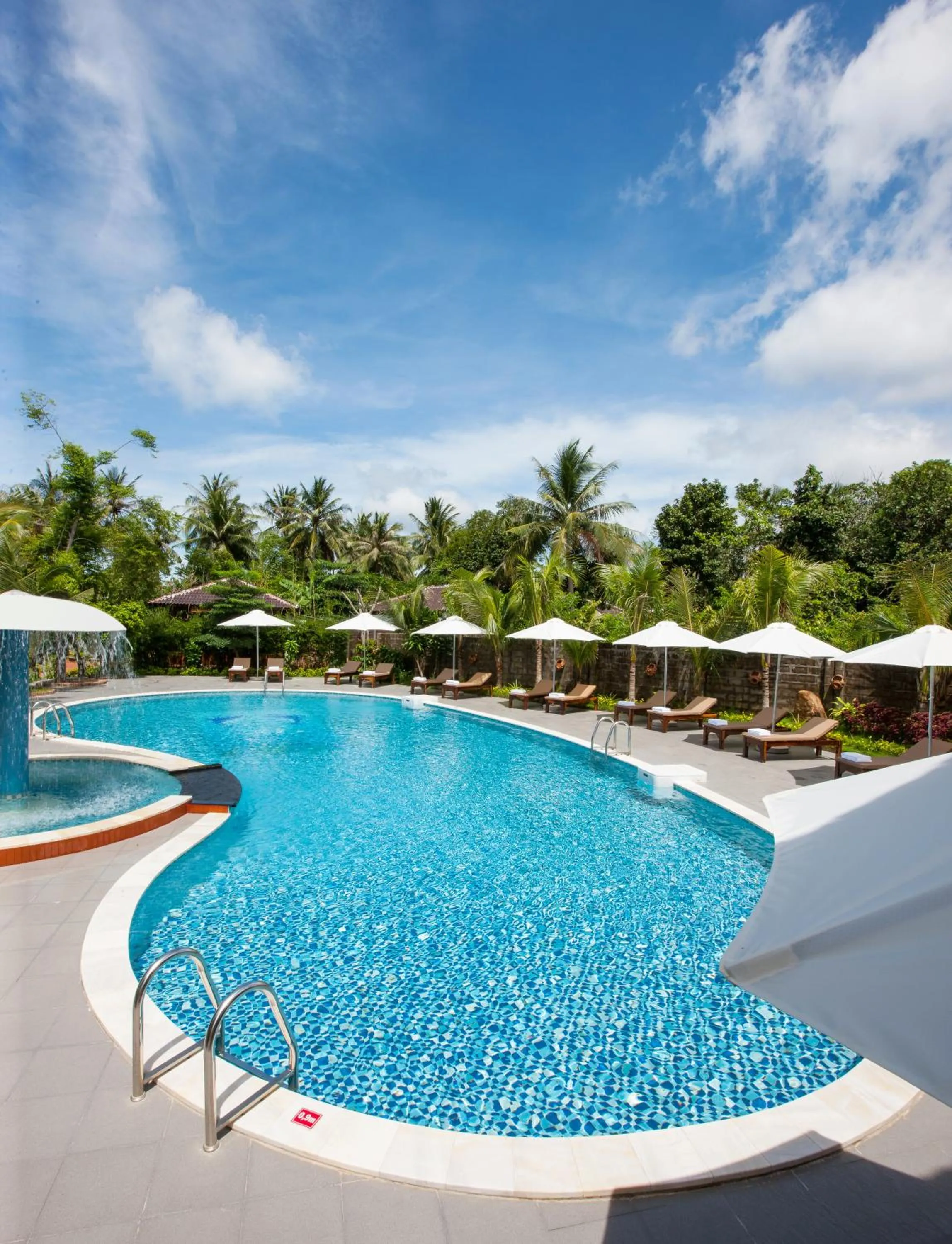 Swimming pool in Elwood Premier Resort Phu Quoc