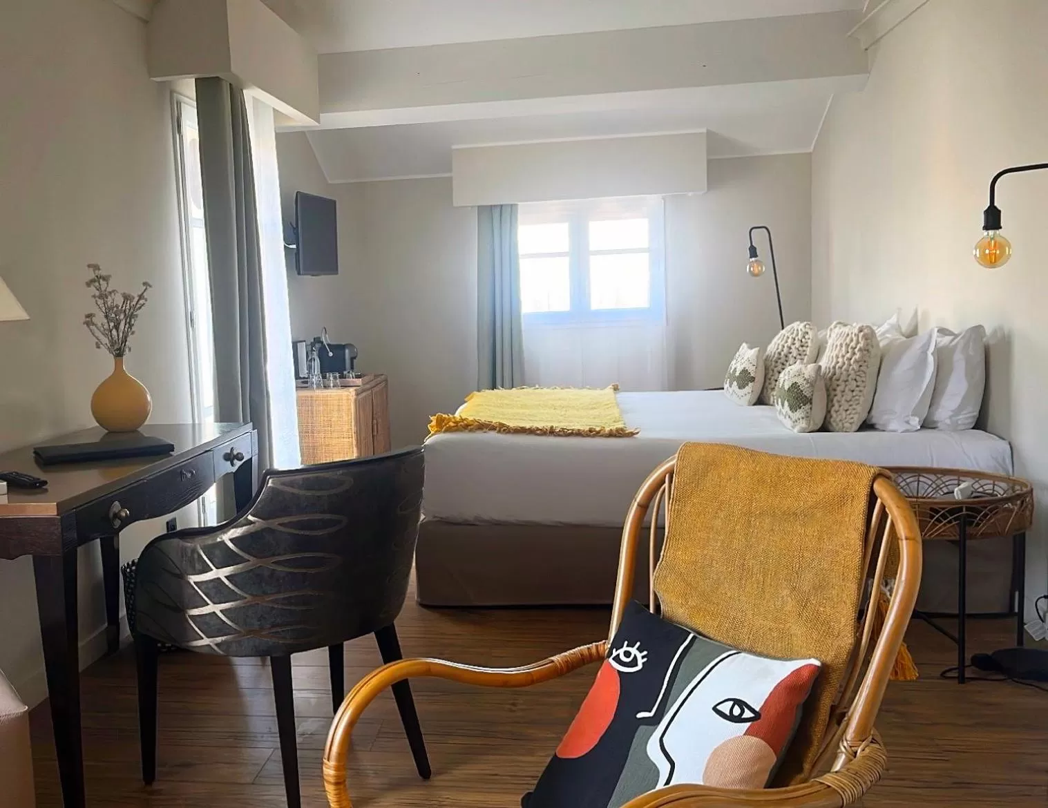 City view, Bed in Hôtel Des Gouverneurs