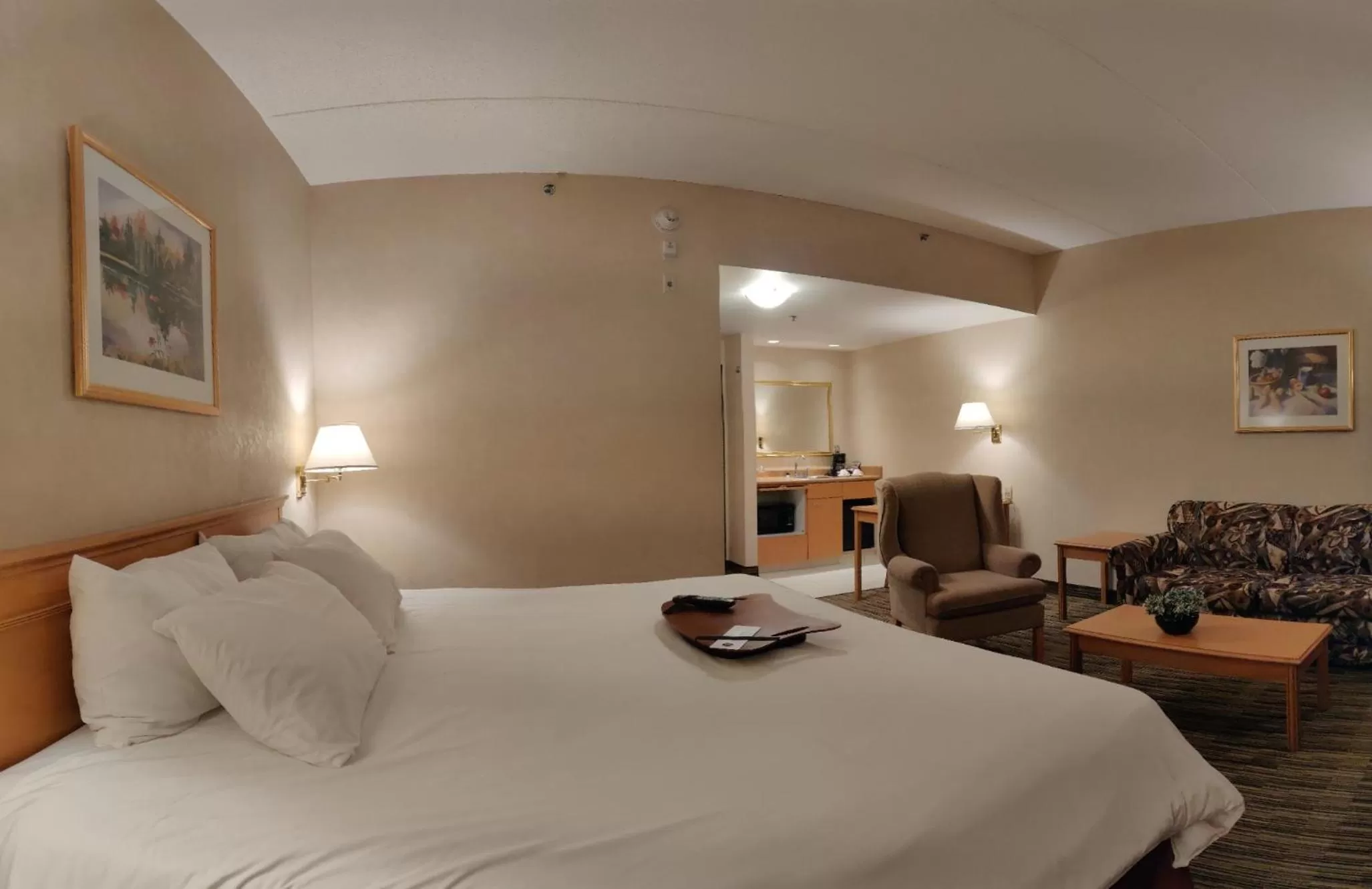 Bed in Humphry Inn and Suites