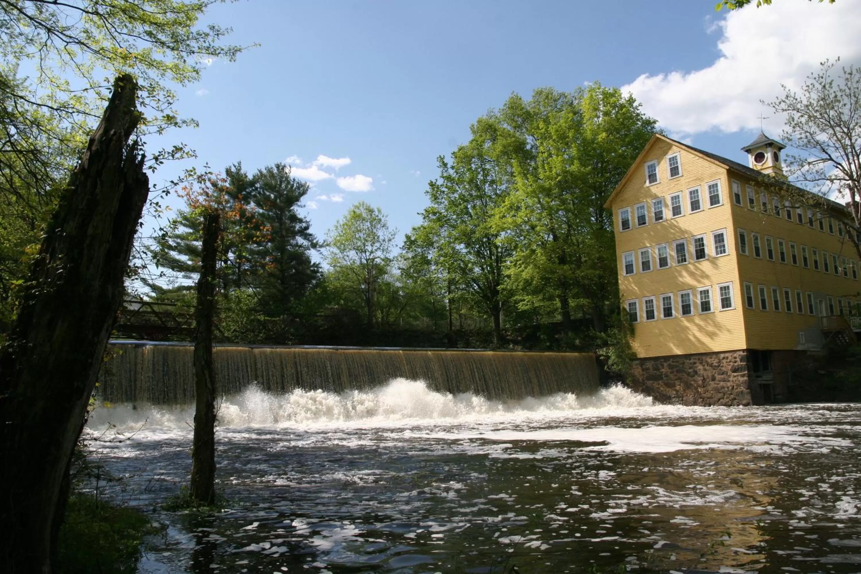 Facade/entrance in Old Mill Inn