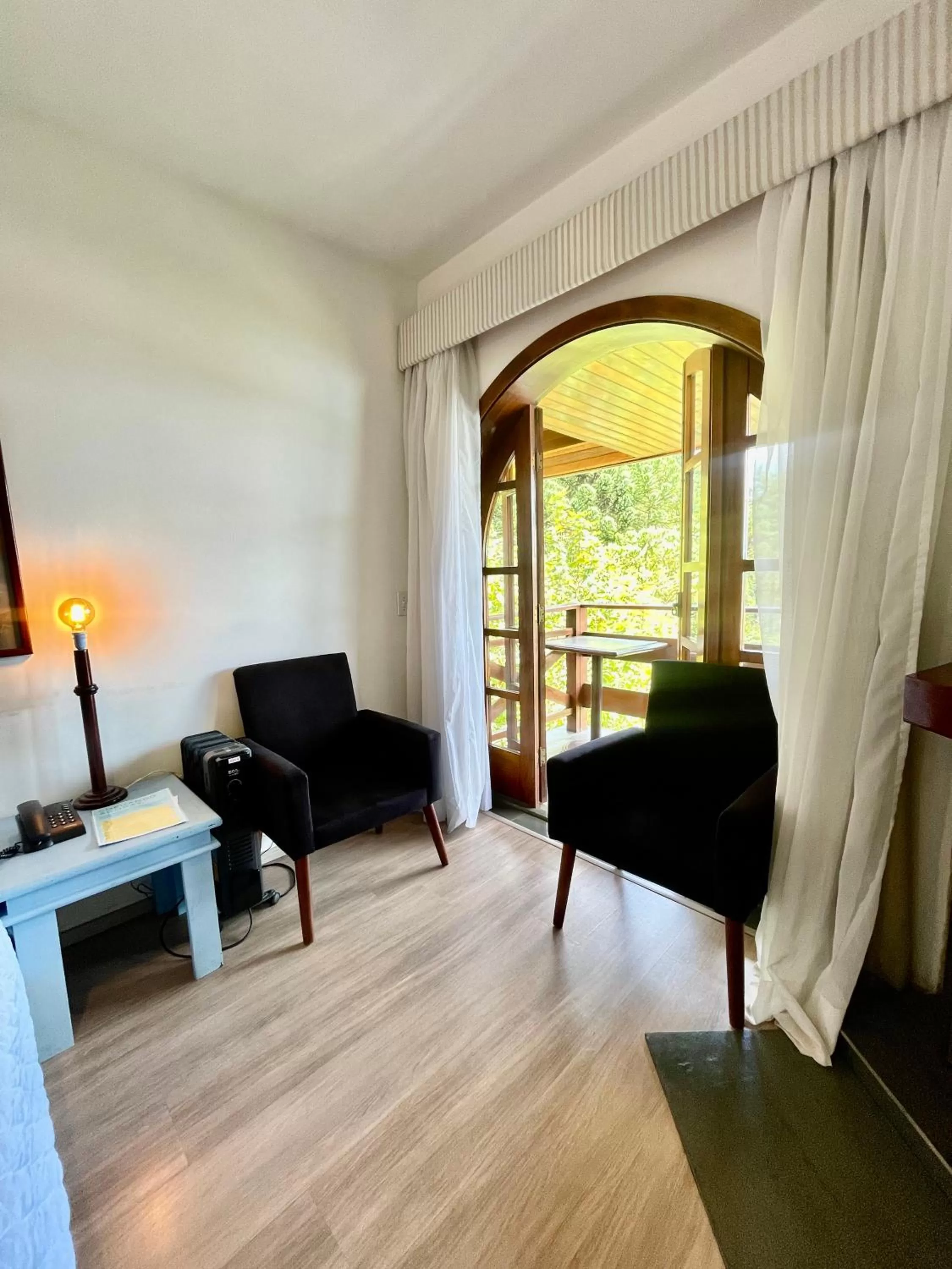 Living room, Seating Area in MineirINN l Piscina Aquecida e Hidro na Montanha