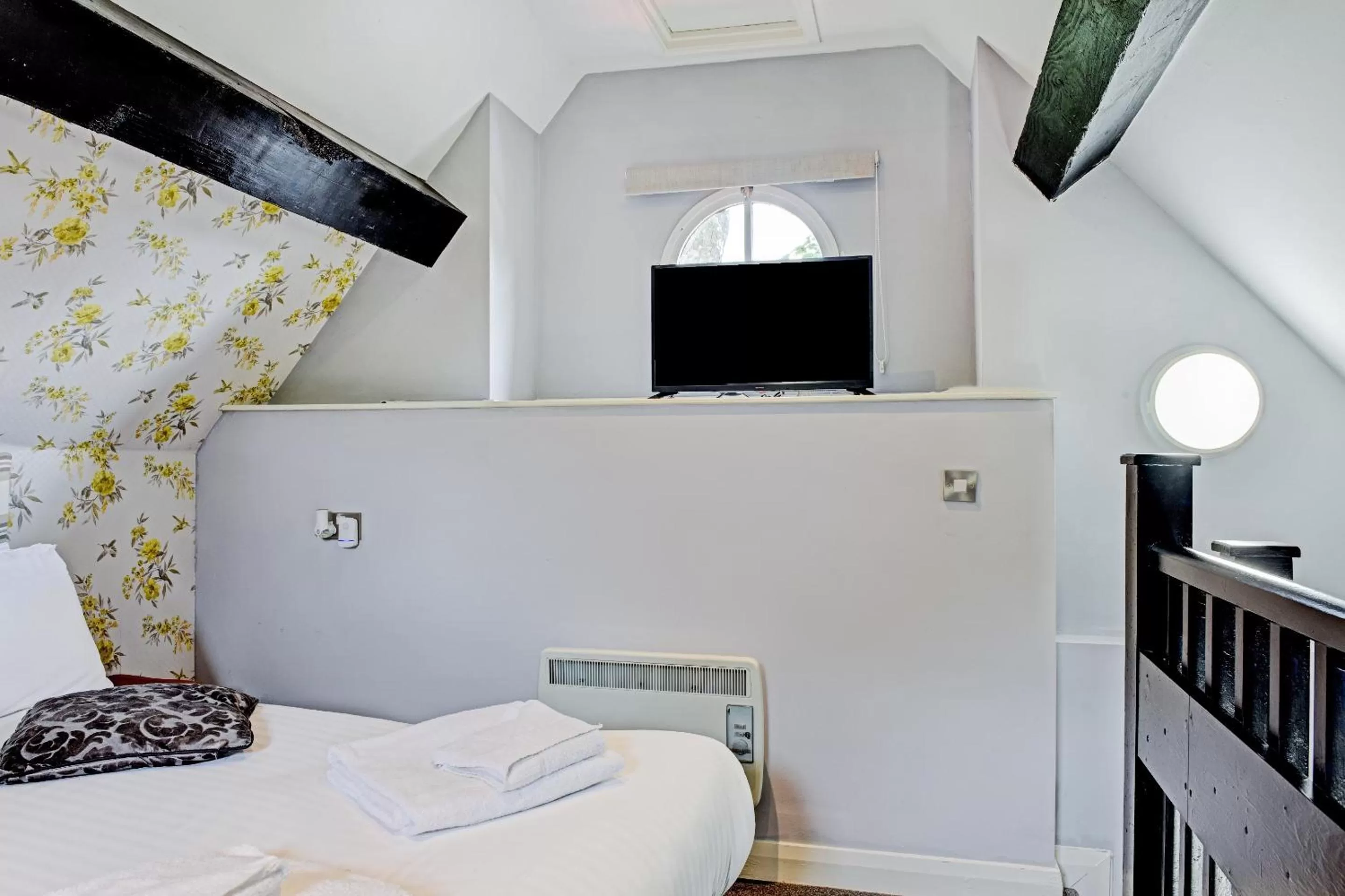 TV and multimedia in OYO Dovecote Hotel