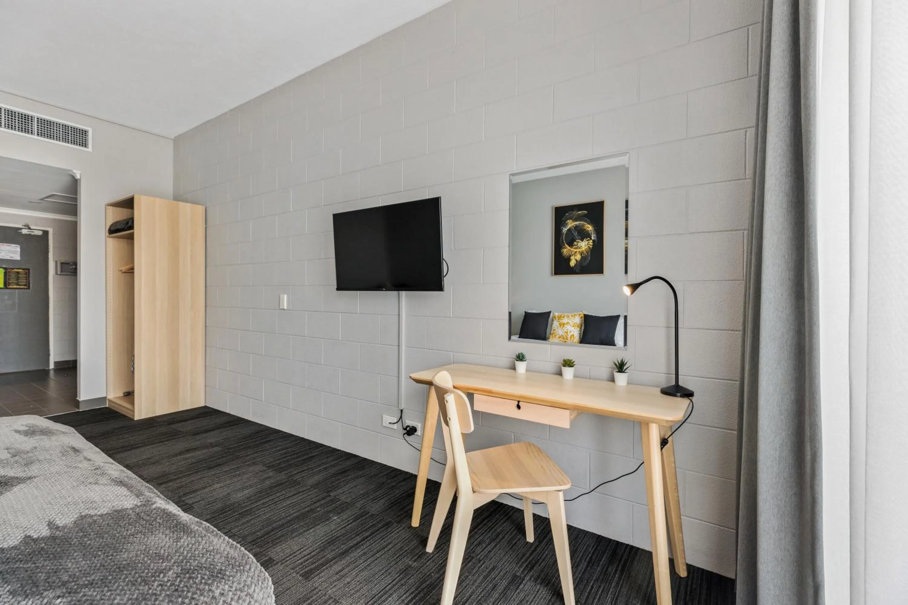 TV and multimedia, Bed in Gilligan's Hotel & Resort Cairns