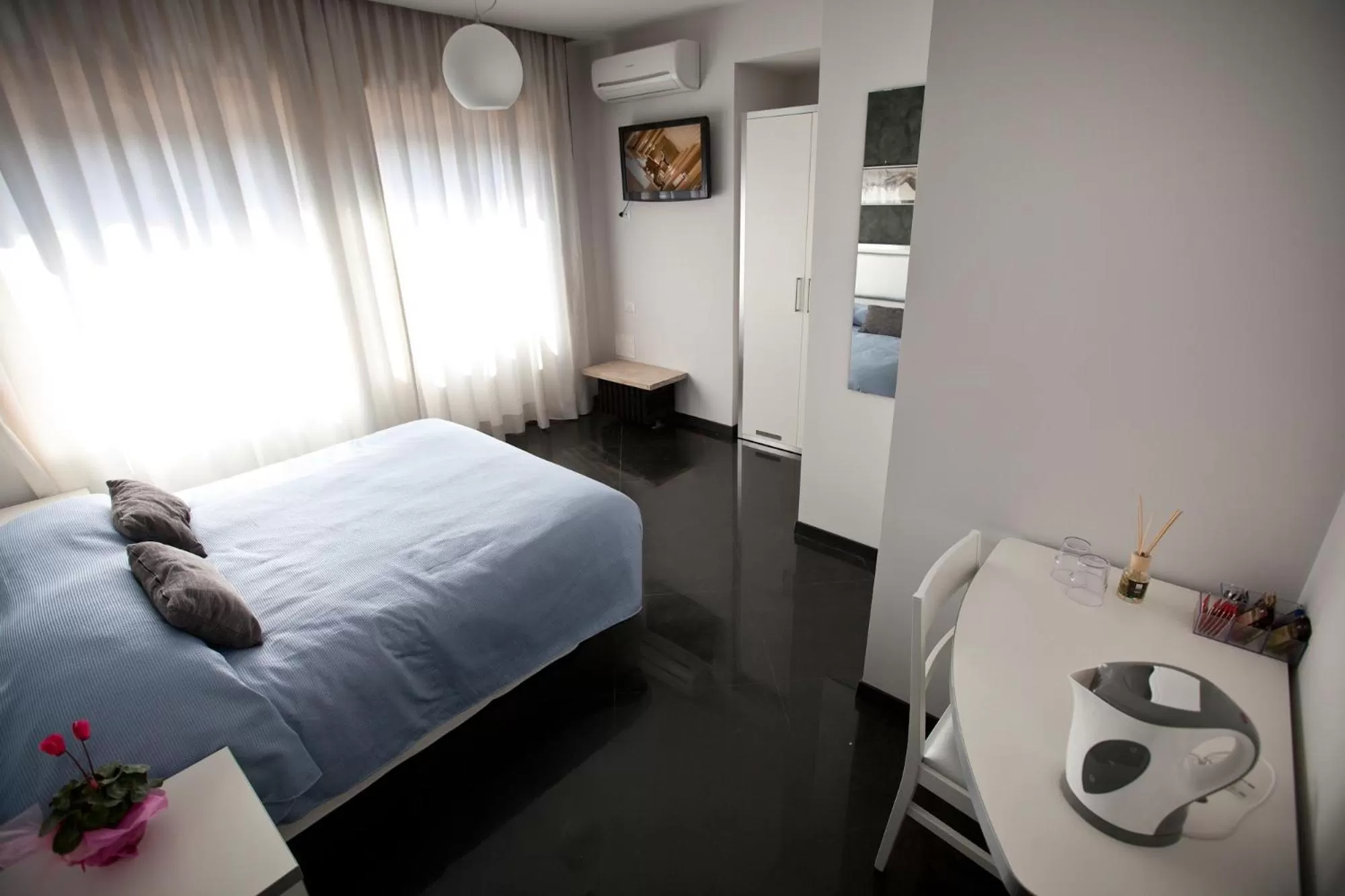 Photo of the whole room, Bed in Heart of Rome Rooms