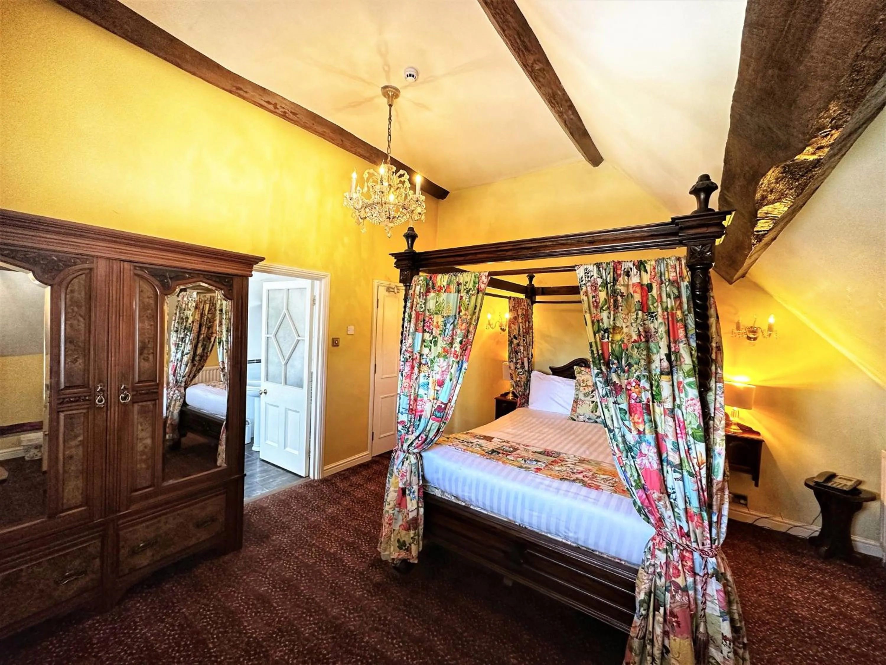 Bed in Hundred House Hotel