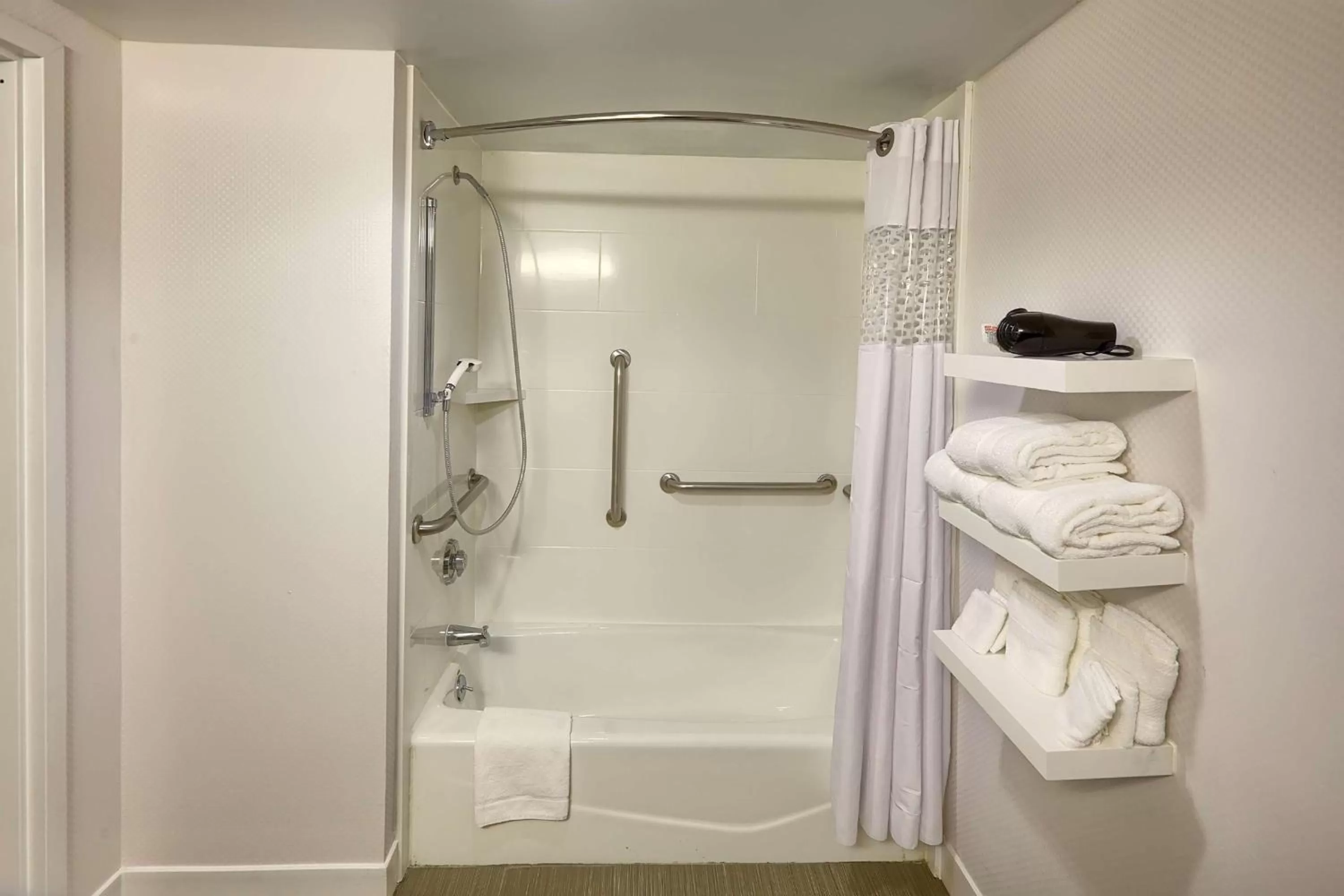 Bathroom in Hampton Inn Raleigh/Garner