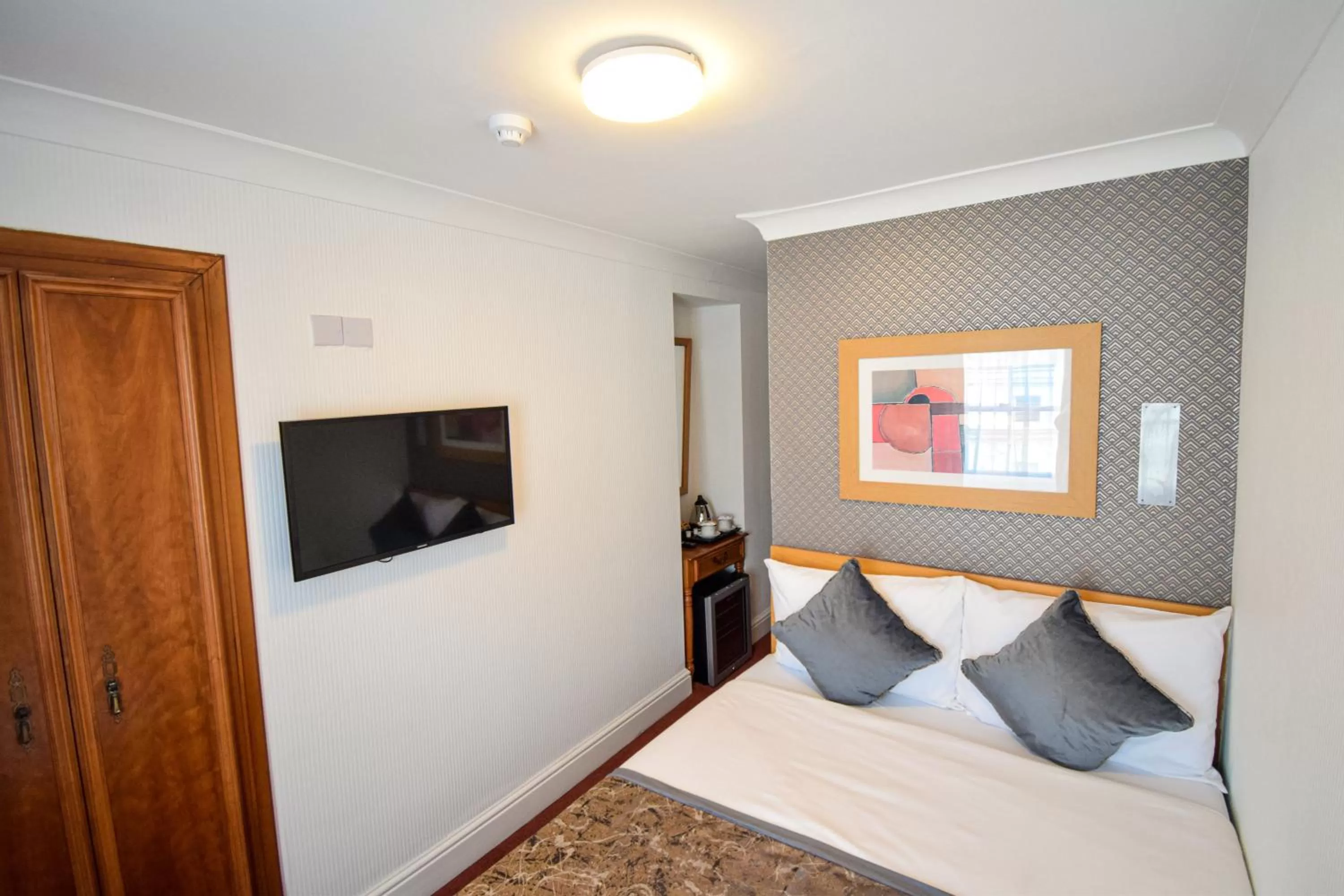 Bed in Pembridge Palace Hotel