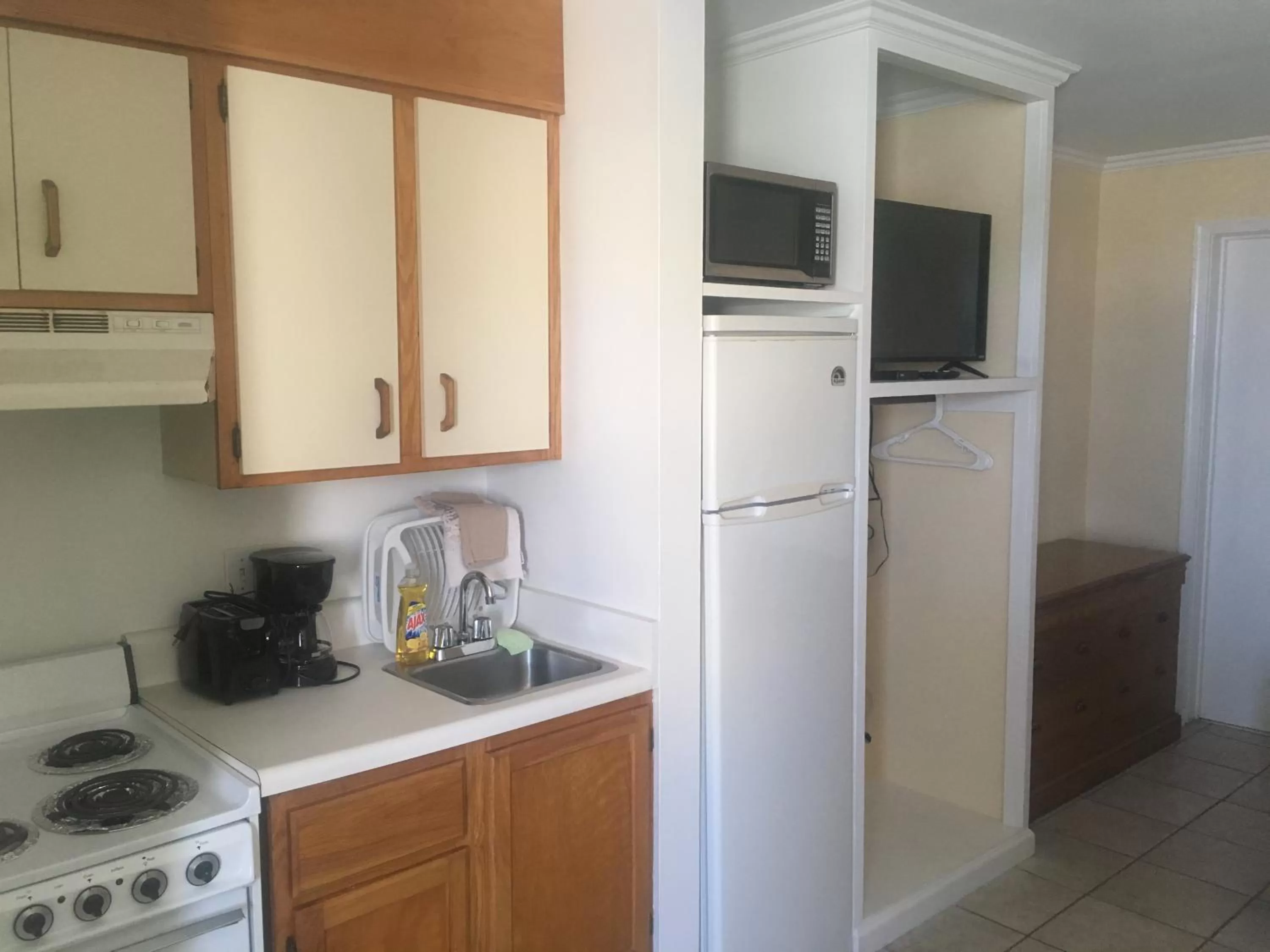 Kitchen/Kitchenette in Ocean Cove Motel