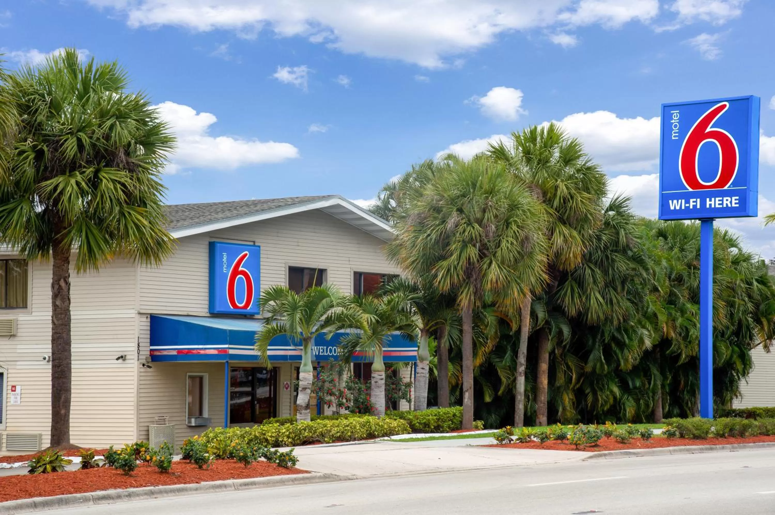 Facade/entrance in Motel 6-Fort Lauderdale, FL