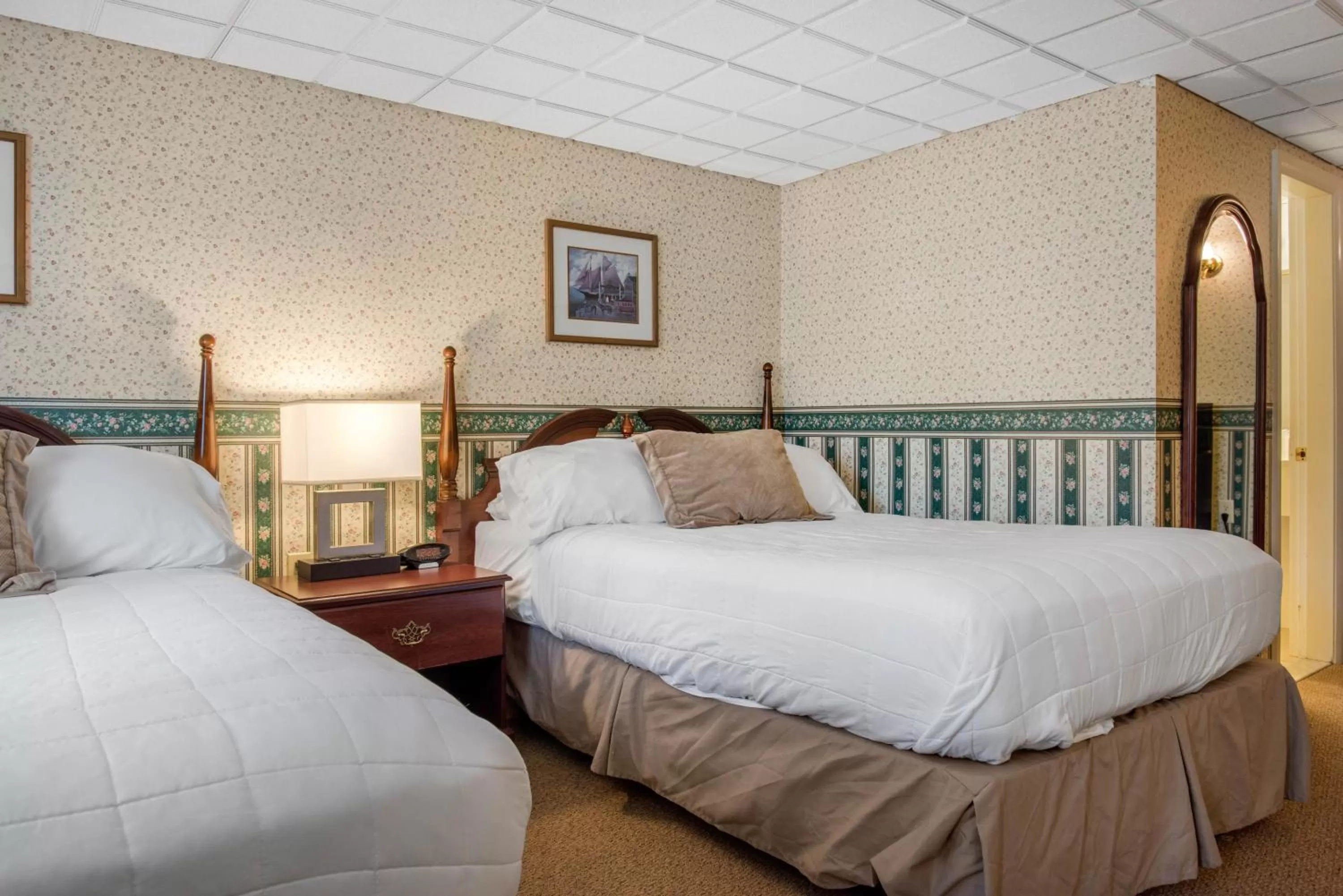 Photo of the whole room, Bed in Coachman Inn