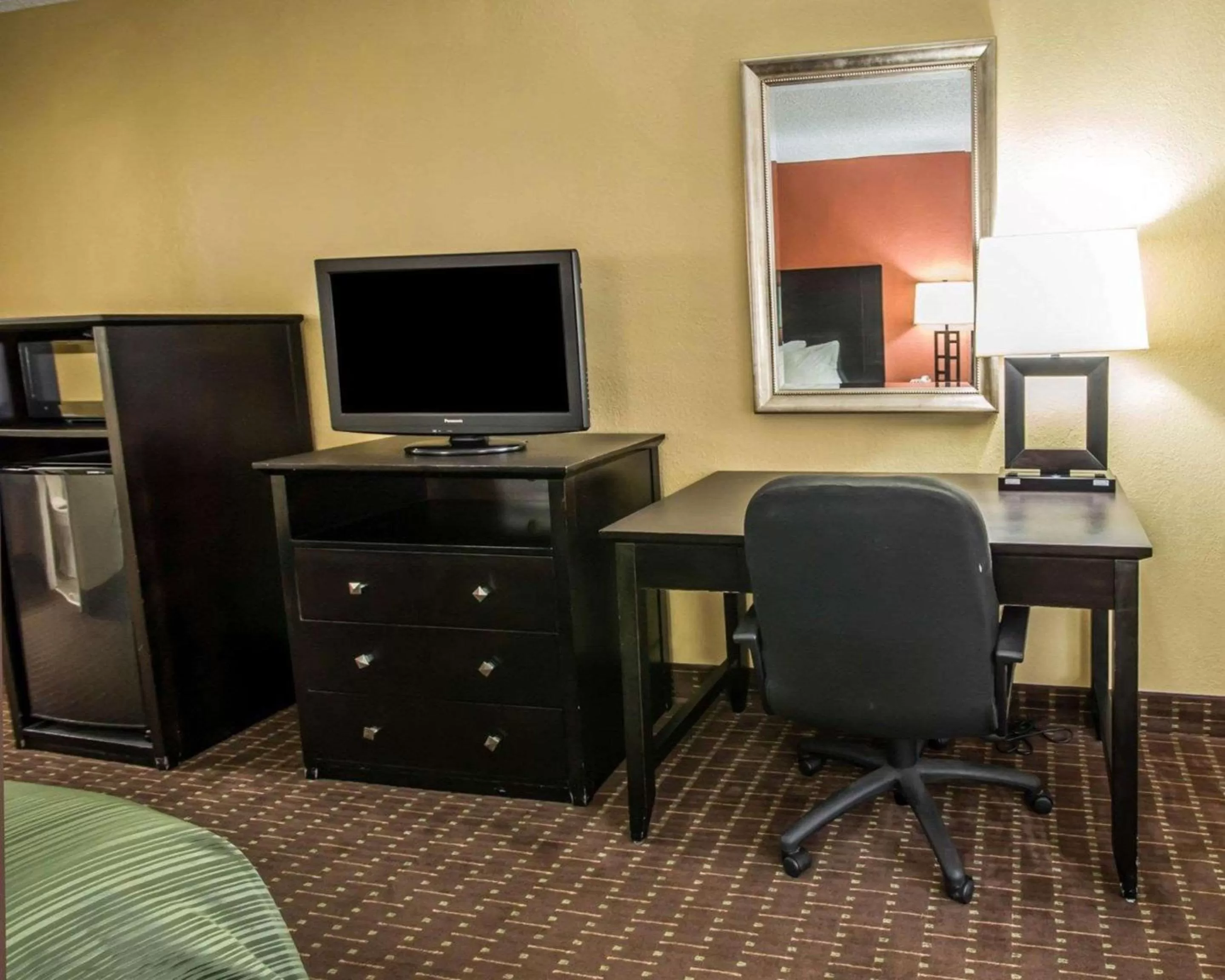 King Room with Roll in Shower - Mobility Accessible/Non-Smoking in Quality Inn Orange City