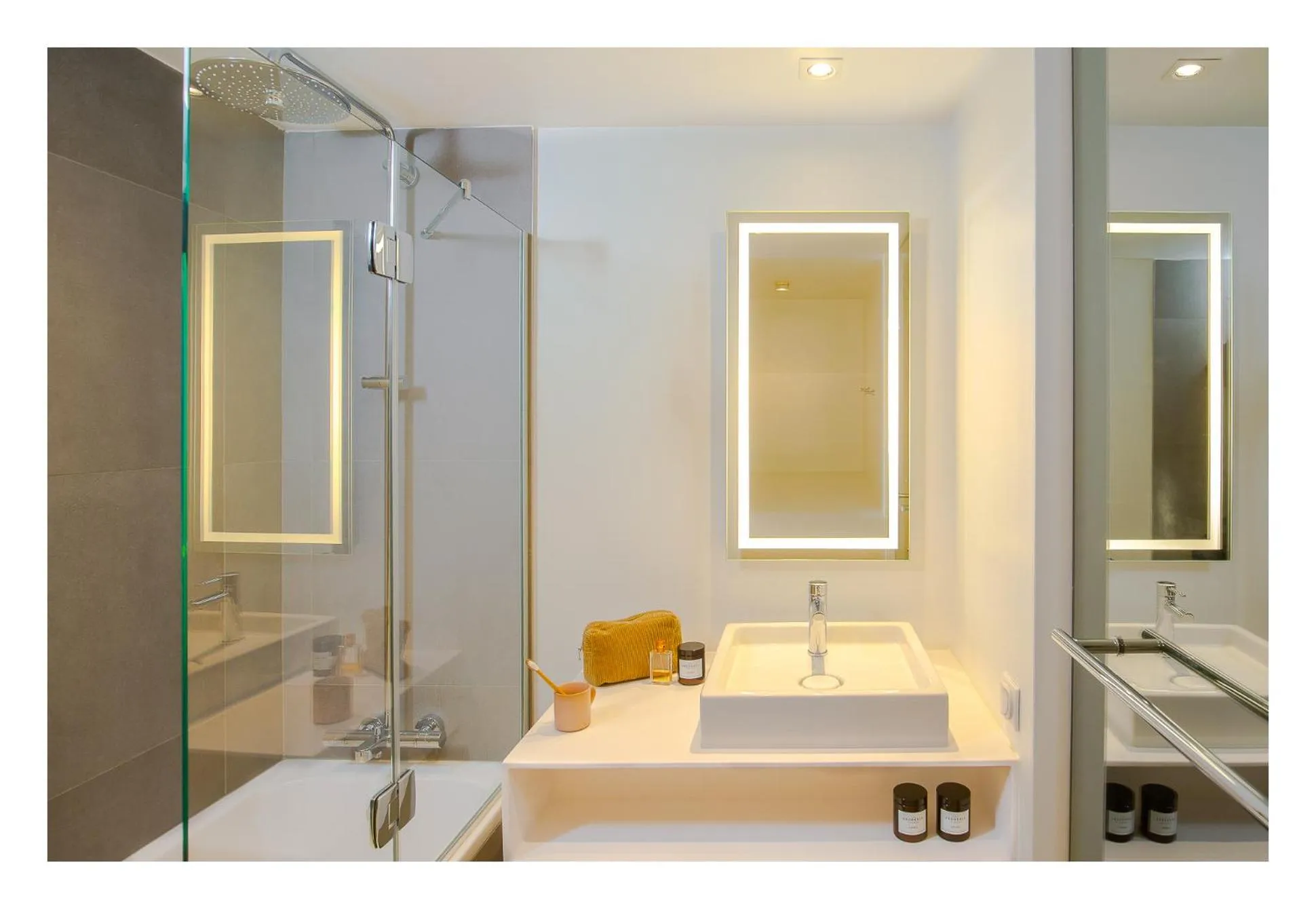 Shower in Novotel Paris Porte Versailles